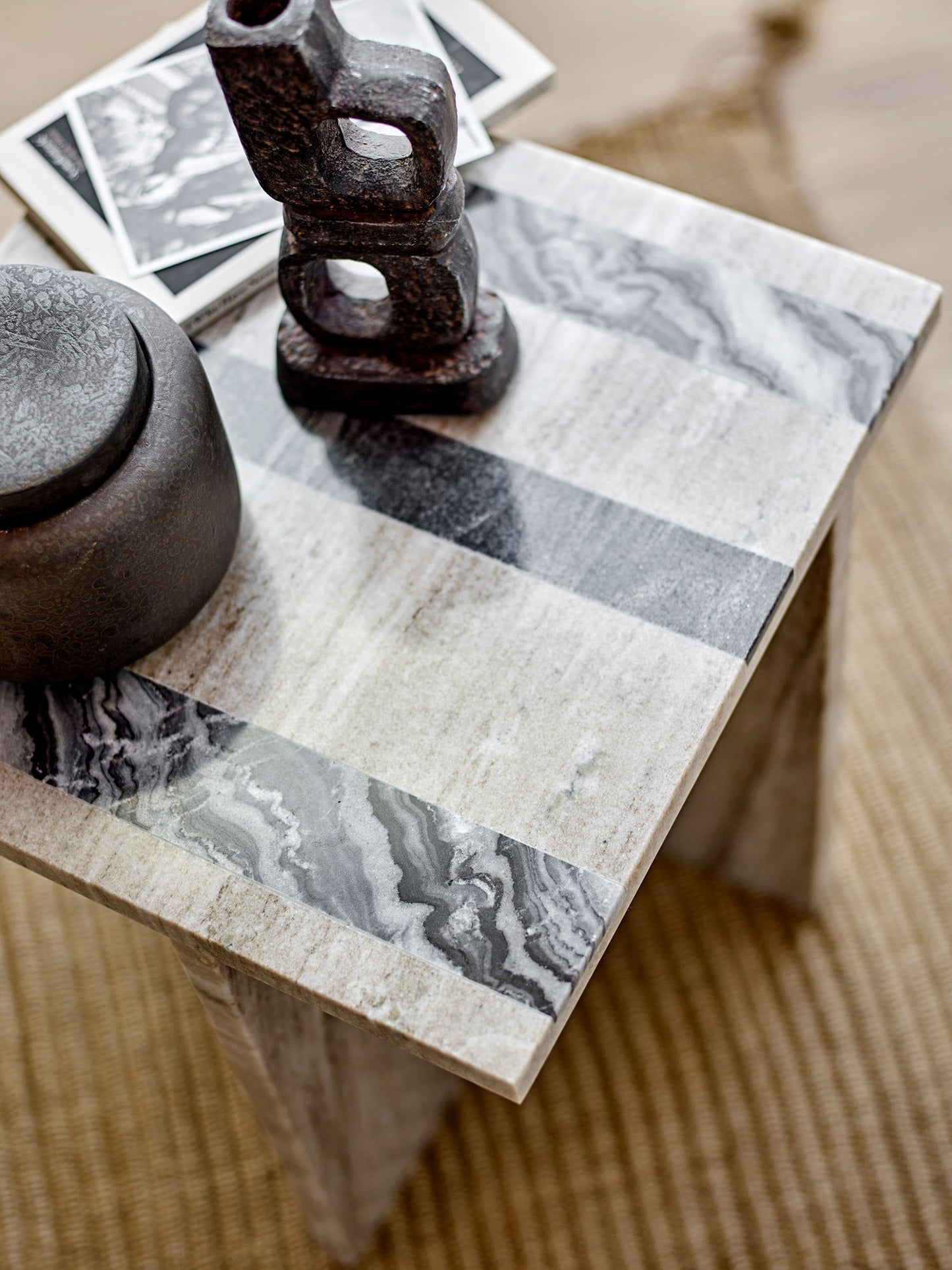 Clea Sidebord Brun – Asymmetrisk Marmorbord fra Bloomingville
