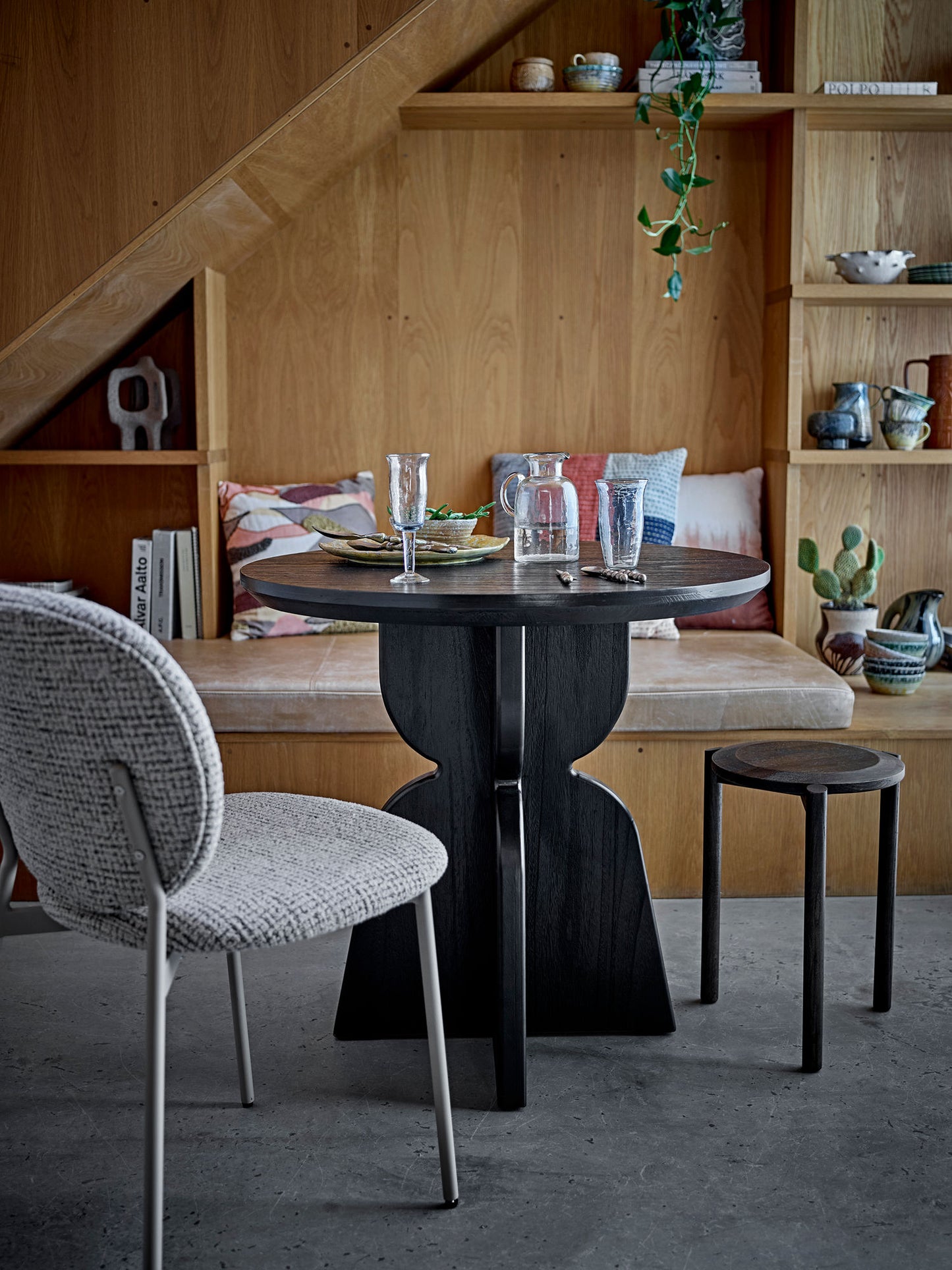 Bloomingville Vixen Spisebord Ø80 cm – Sort Spisebord i Fyrretræ med Skulpturel Base