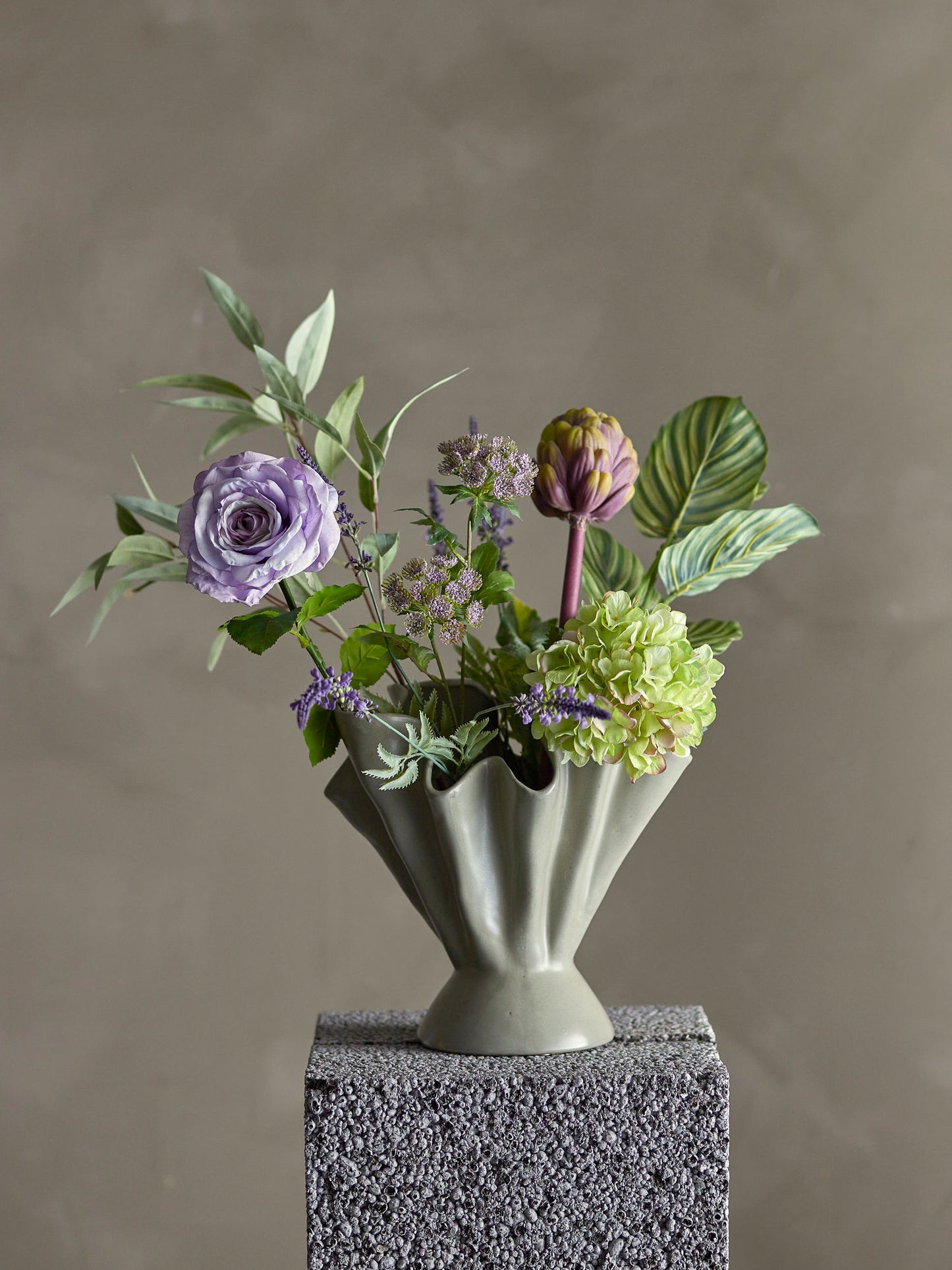 Whisper buket 30xH80 cm i kunstige blomster – lilla dekorationsbuket fra Bloomingville
