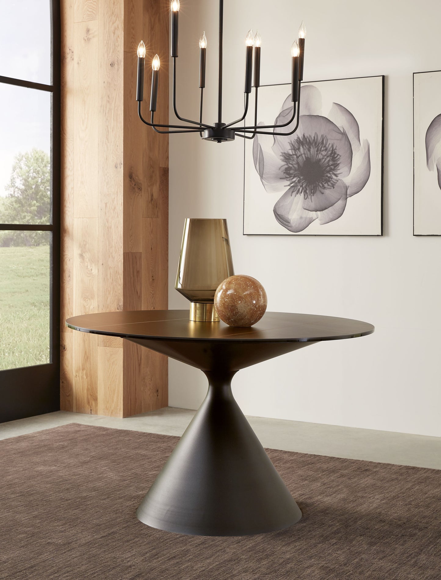 Winston - Rundt spisebord med sten top og metal base i sort.