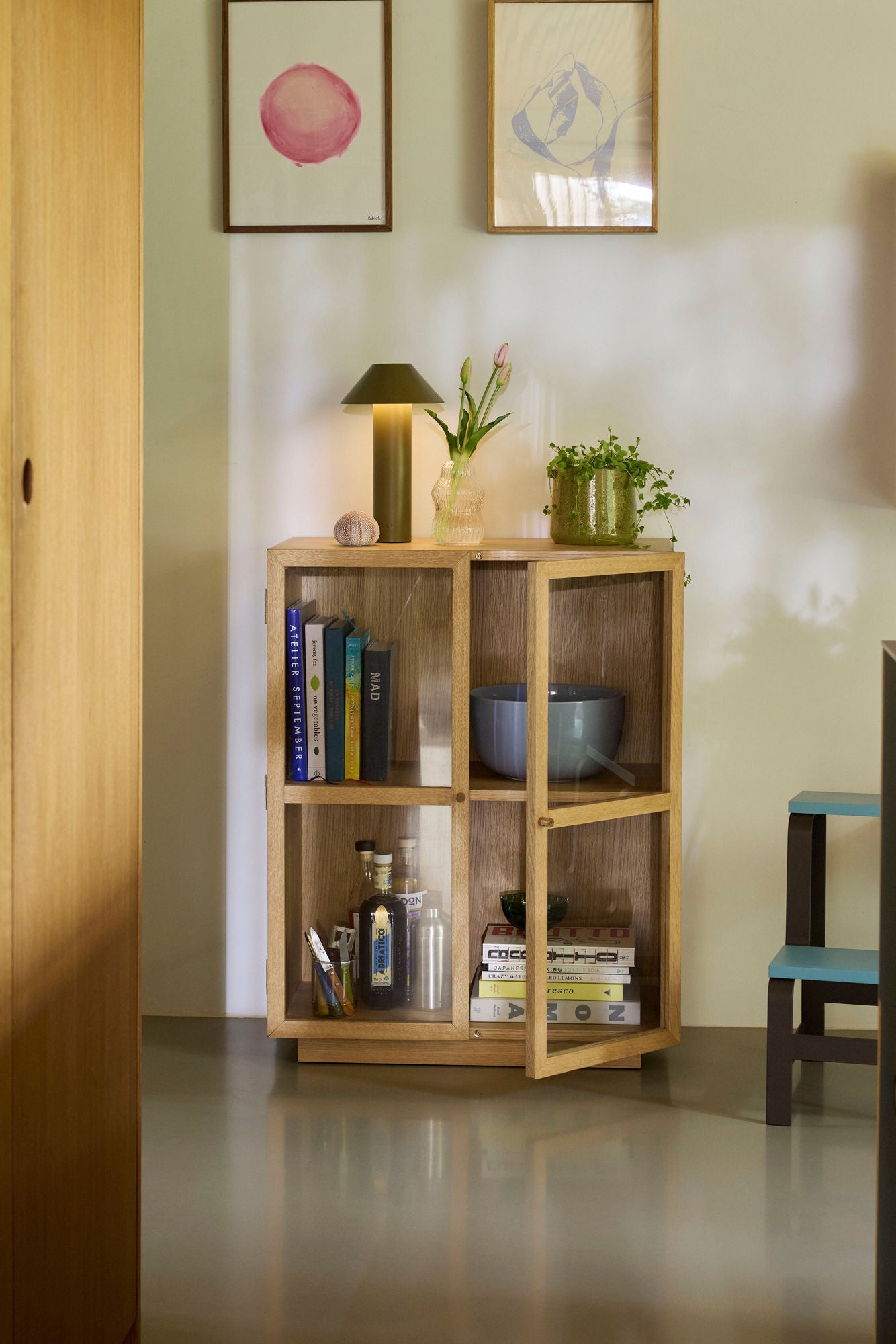 Hübsch Mae Skab 70x39xH90 cm – FSC-certificeret egetræ med glasdøre