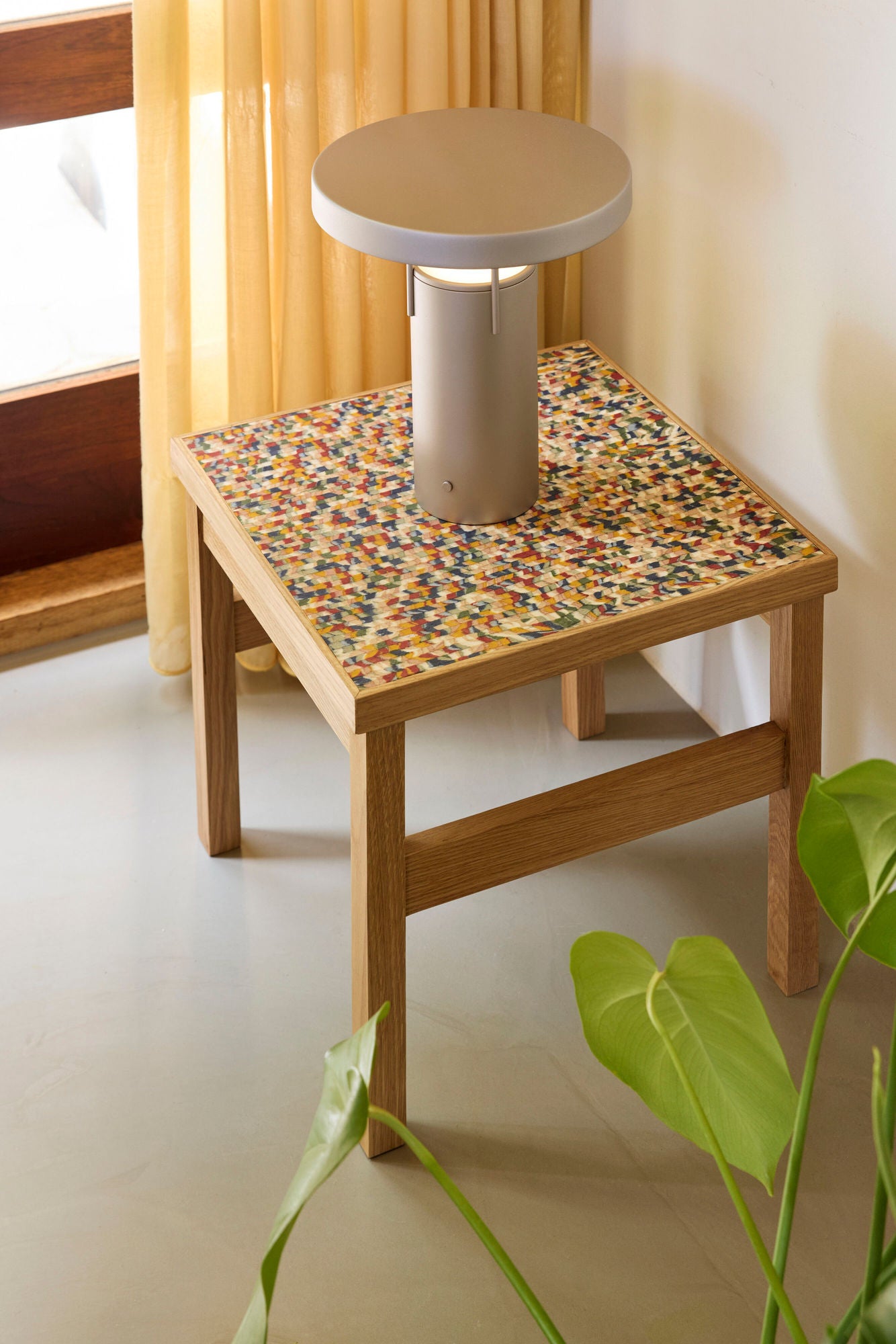 Hübsch Confetti sidebord 40x40xH38 cm – flerfarvet FSC-certificeret træ med finer
