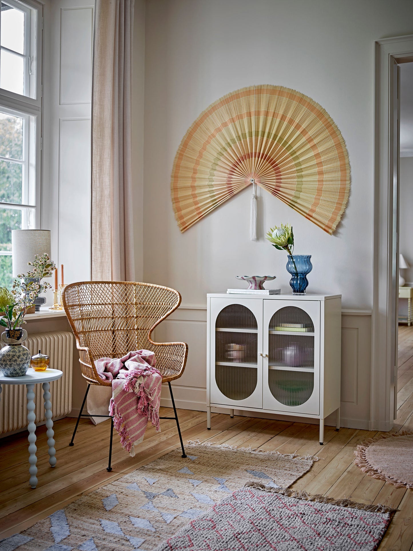 Jaime vægdekoration 110x160 cm i gul bambus – stor vægkunst fra Bloomingville