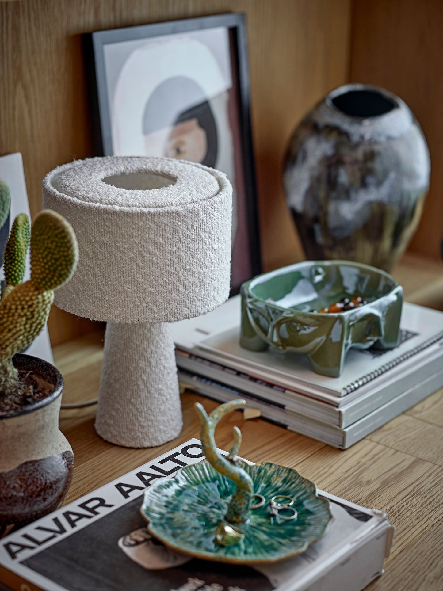 Emmie Bordlampe i Hvid Bouclé – Moderne Bordlampe fra Bloomingville