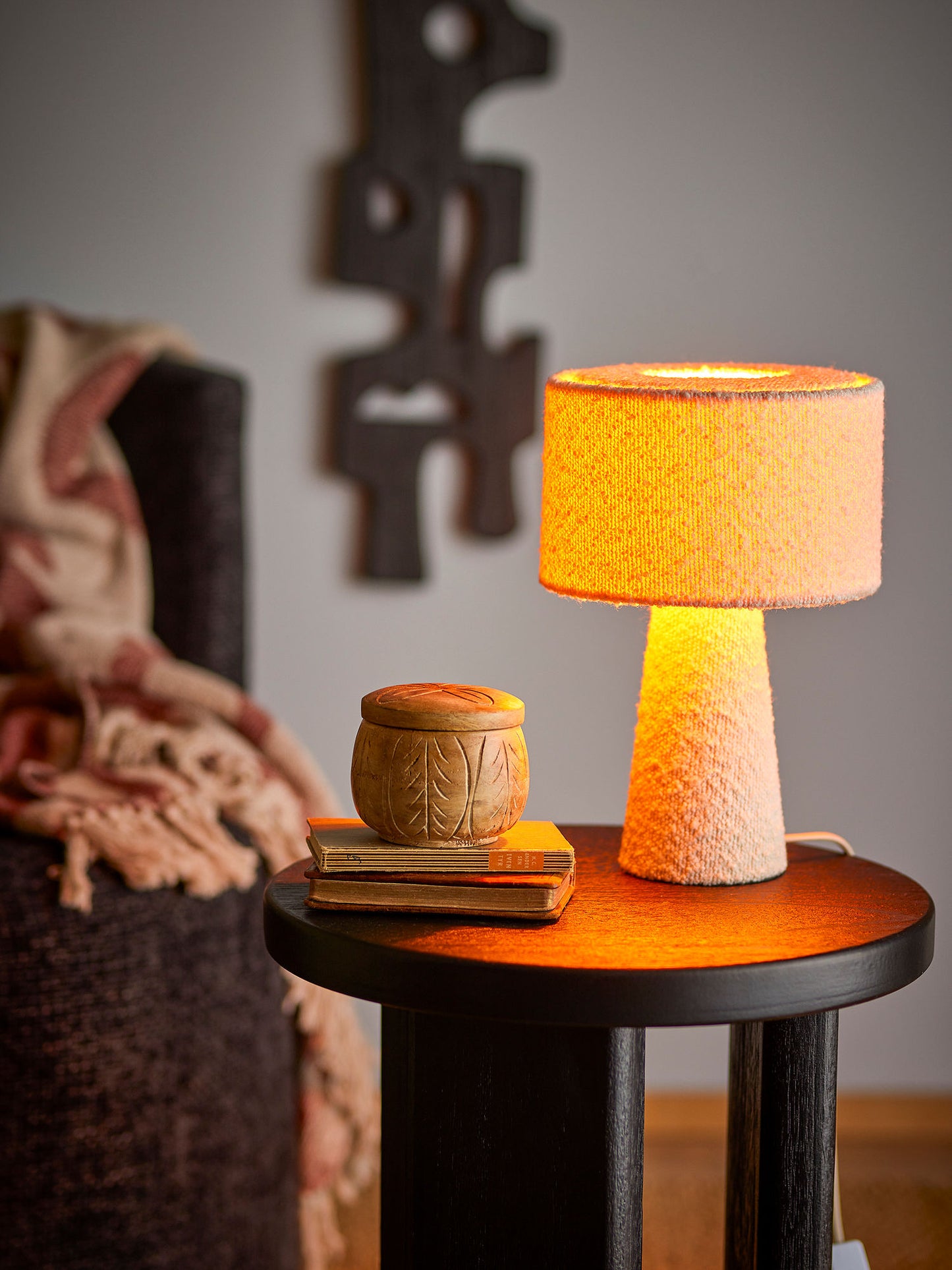 Emmie Bordlampe i Hvid Bouclé – Moderne Bordlampe fra Bloomingville
