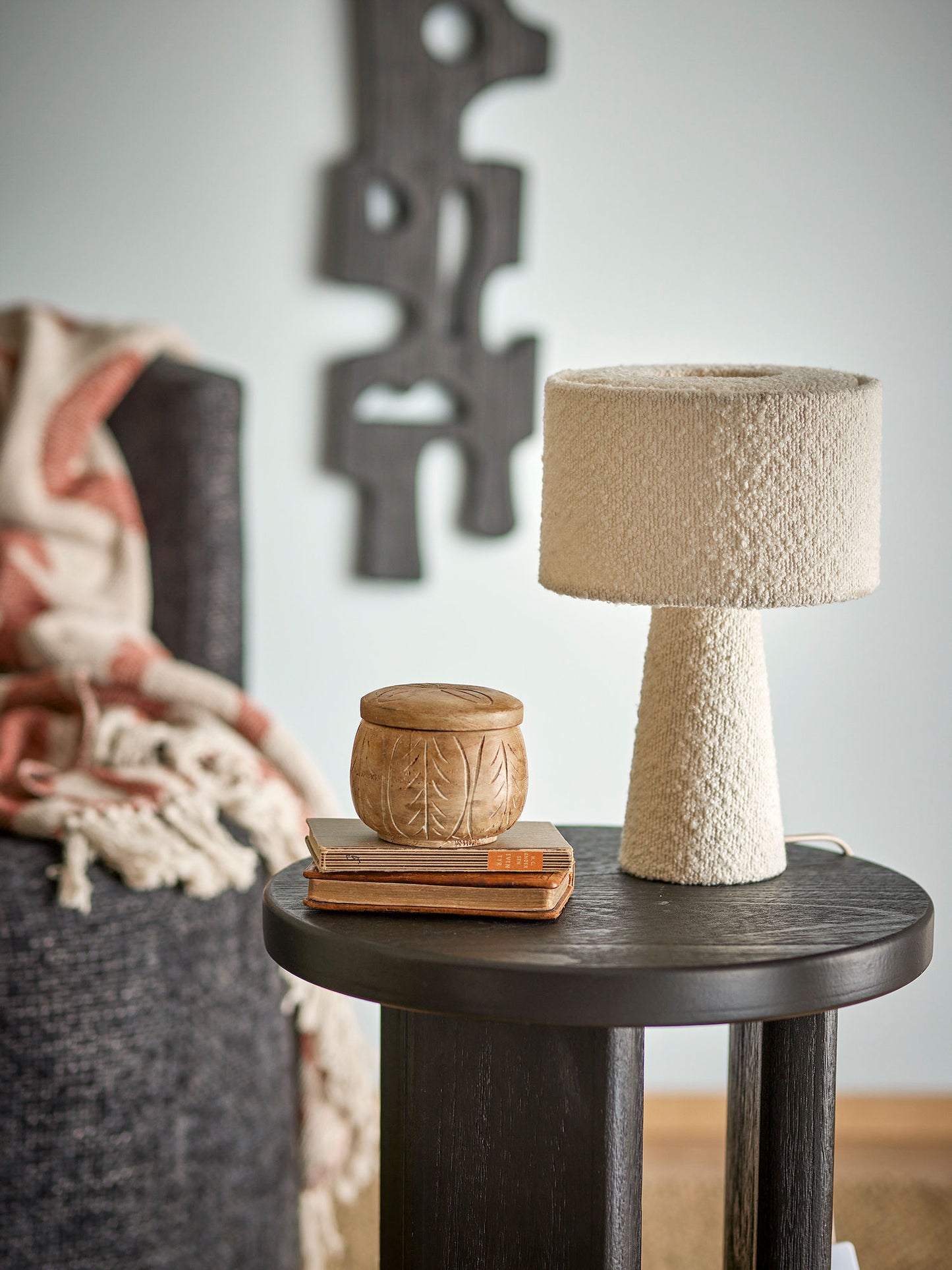 Emmie Bordlampe i Hvid Bouclé – Moderne Bordlampe fra Bloomingville