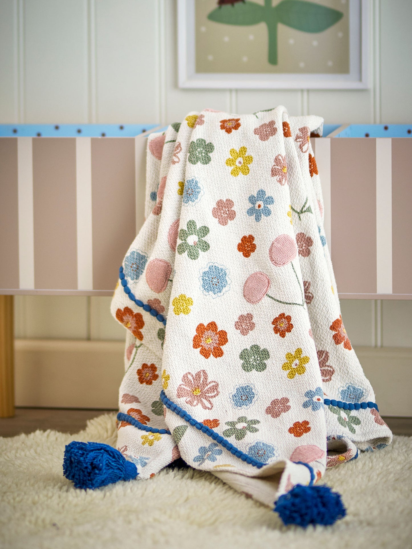 Cherry plaid 130x160 cm i genanvendt bomuld – børneplaid med kirsebærmotiv fra Bloomingville MINI