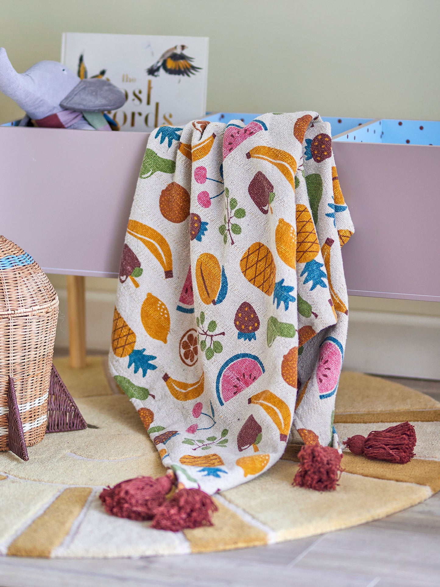 Fruitta plaid 130x160 cm i genanvendt bomuld – multicolor børneplaid fra Bloomingville MINI