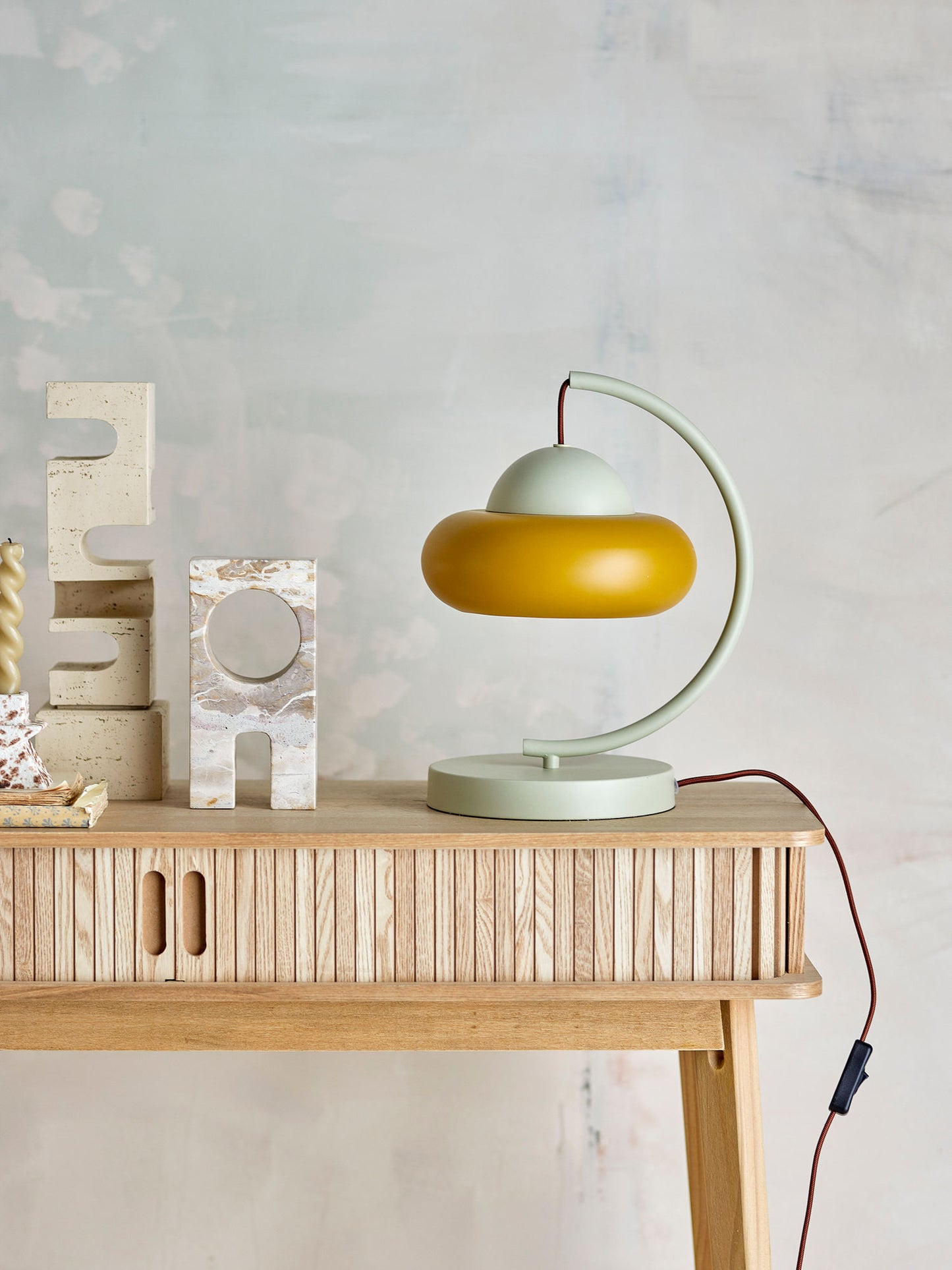 Bubble Bordlampe Natur – Lakeret Metal med Gul Skærm fra Bloomingville