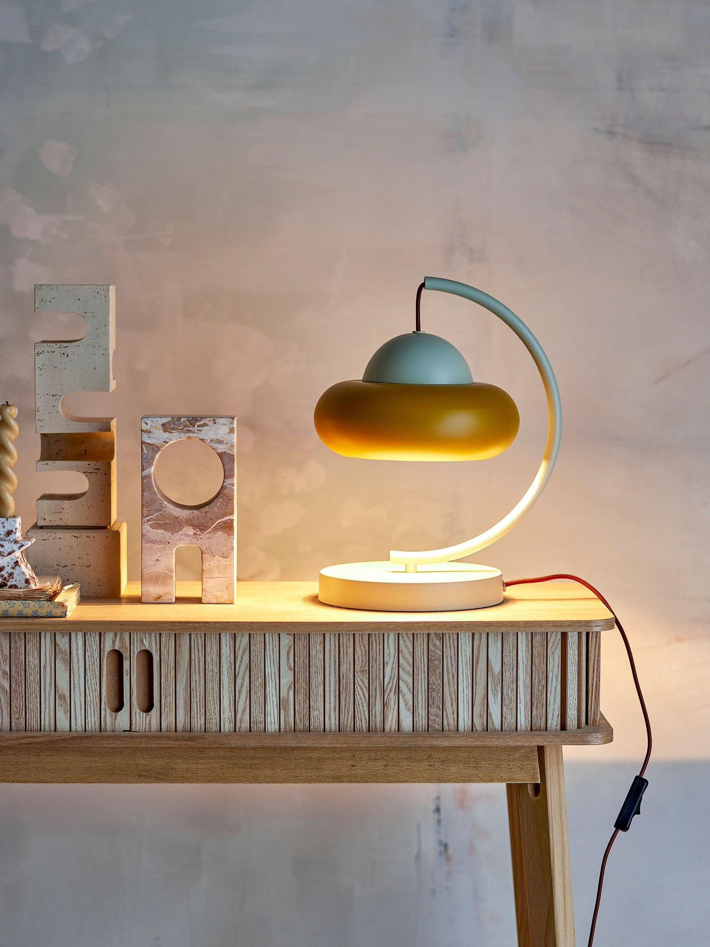 Bubble Bordlampe Natur – Lakeret Metal med Gul Skærm fra Bloomingville