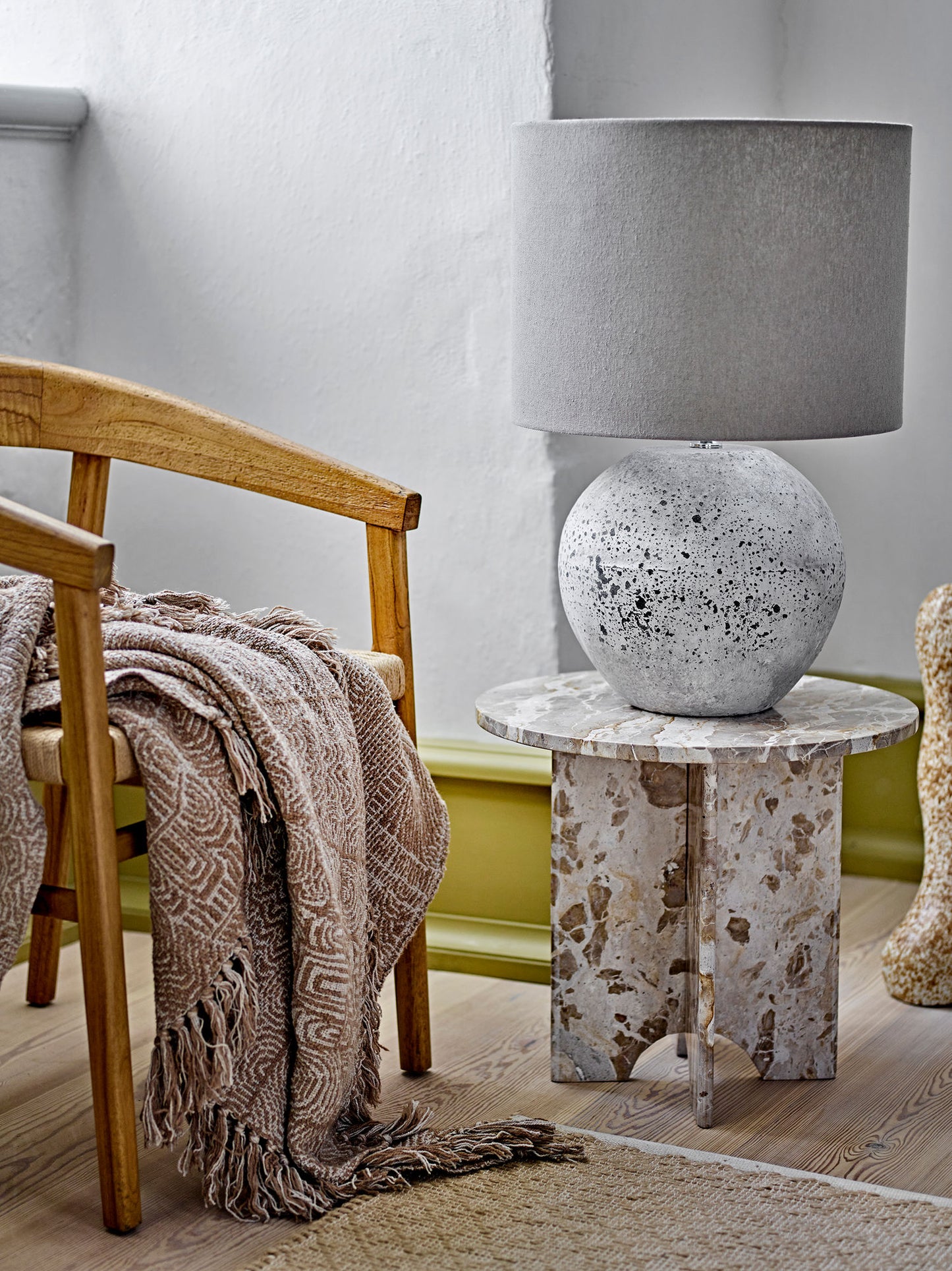 Isedora Bordlampe Natur – Stentøj med Neutral Lampeskærm fra Bloomingville