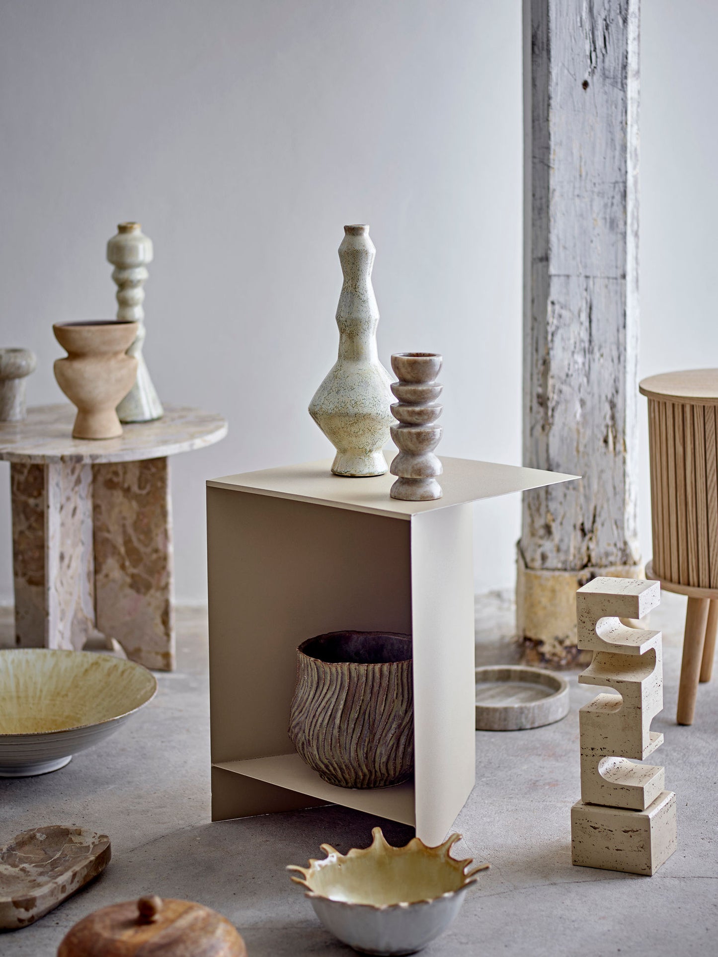 Jasmia Sidebord Brun – Rundt Marmorbord fra Bloomingville