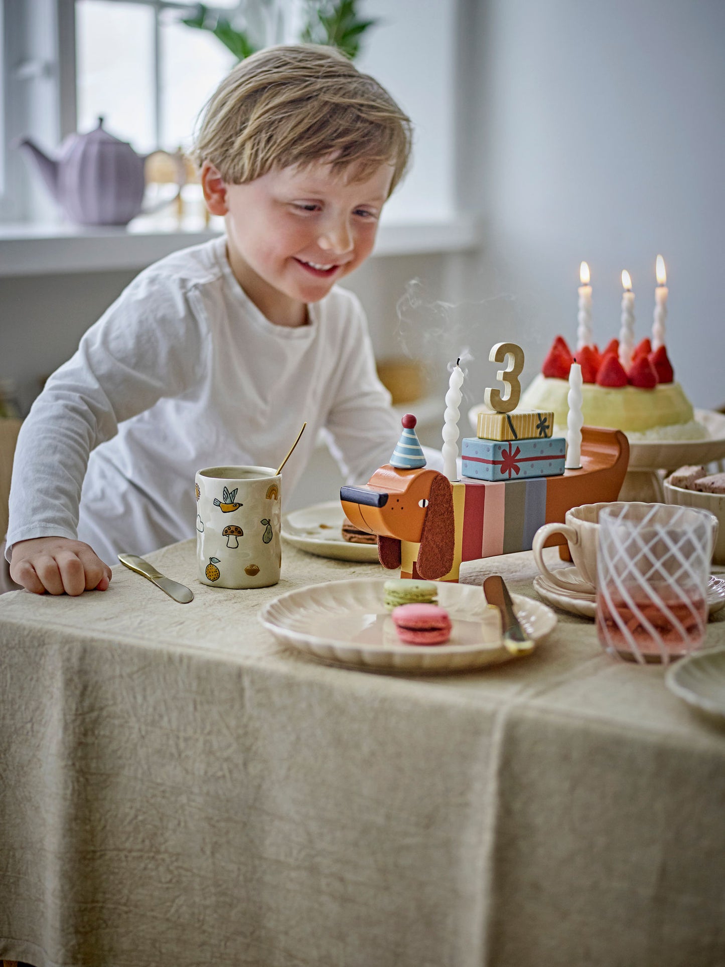 Charlie fødselsdagsdekoration 28x5xH14 cm i FSC® MDF – lysestage til børn fra Bloomingville MINI