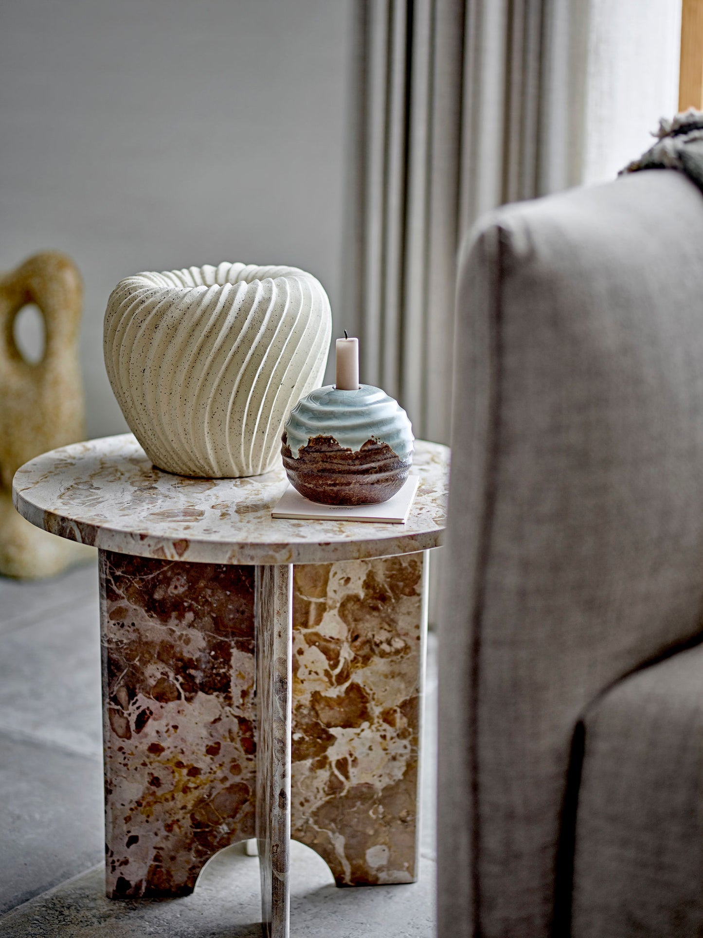 Jasmia Sidebord Brun – Rundt Marmorbord fra Bloomingville