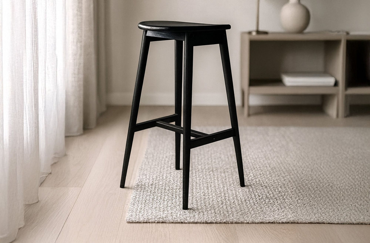Vind Orust Bar Chair - Gummitræ / Black