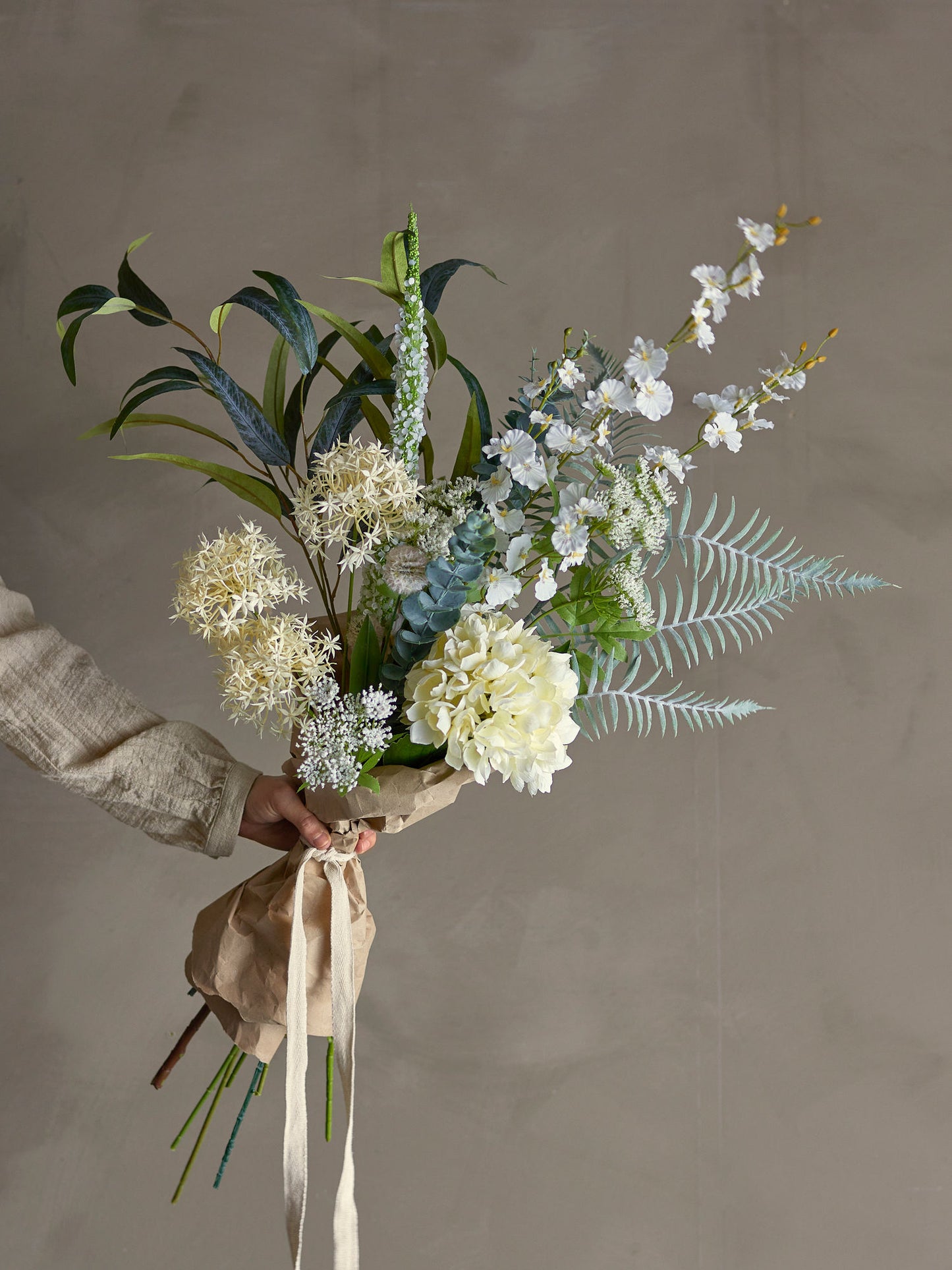 Symphonie buket 30xH103 cm i kunstige blomster – hvid dekorationsbuket fra Bloomingville