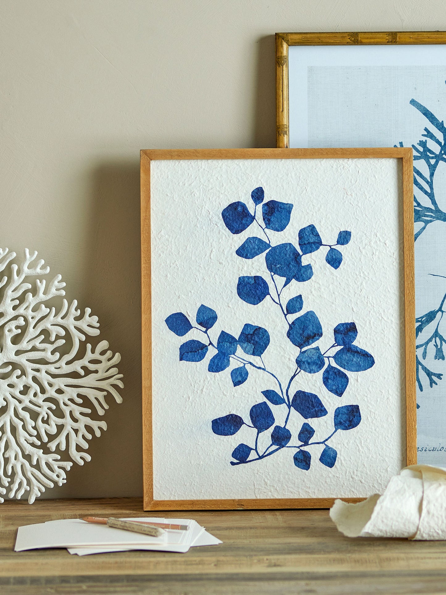 Gunnvor illustration 41x54 cm med ramme i fyrretræ – blomster vægkunst fra Creative Collection