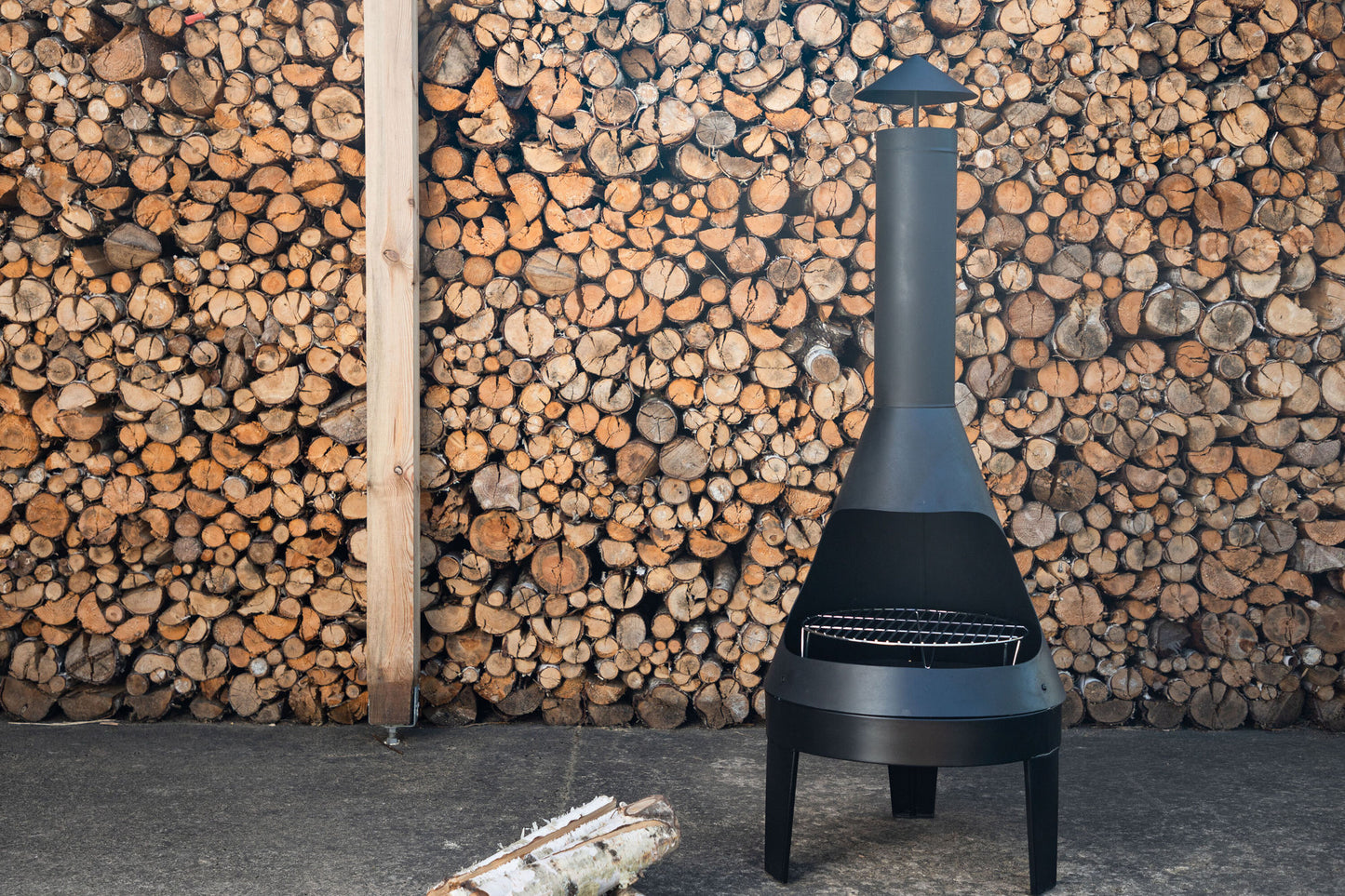 Marongo Udendørs Pejs i Sort Stål – Venture Design Terrassepejs med Grillrist (Ø55 x H152 cm)