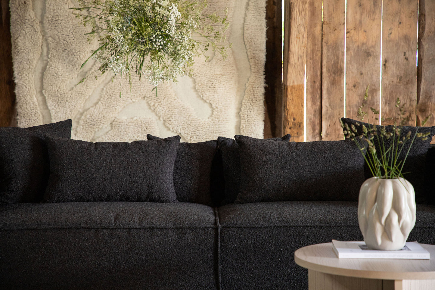 Gillholmen Sofa – Sort Bouclé | 4-personers Komfort