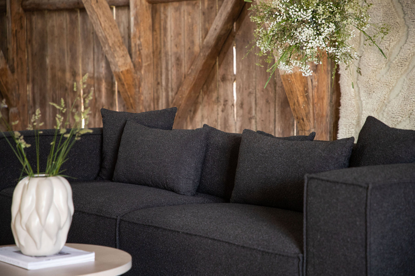Gillholmen Sofa – Sort Bouclé | 4-personers Komfort