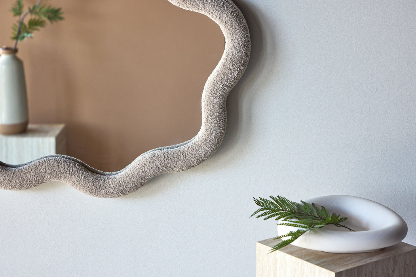 Kungsbacka Spejl 70x70 cm – Beige Bouclé med Bølgede Linjer