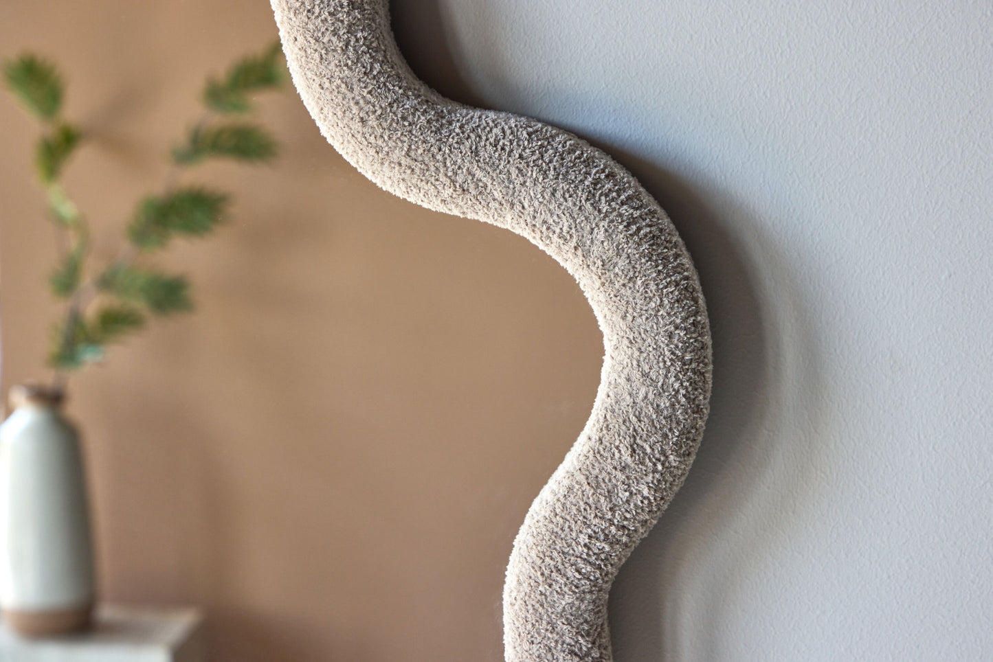 Kungsbacka Spejl 70x70 cm – Beige Bouclé med Bølgede Linjer