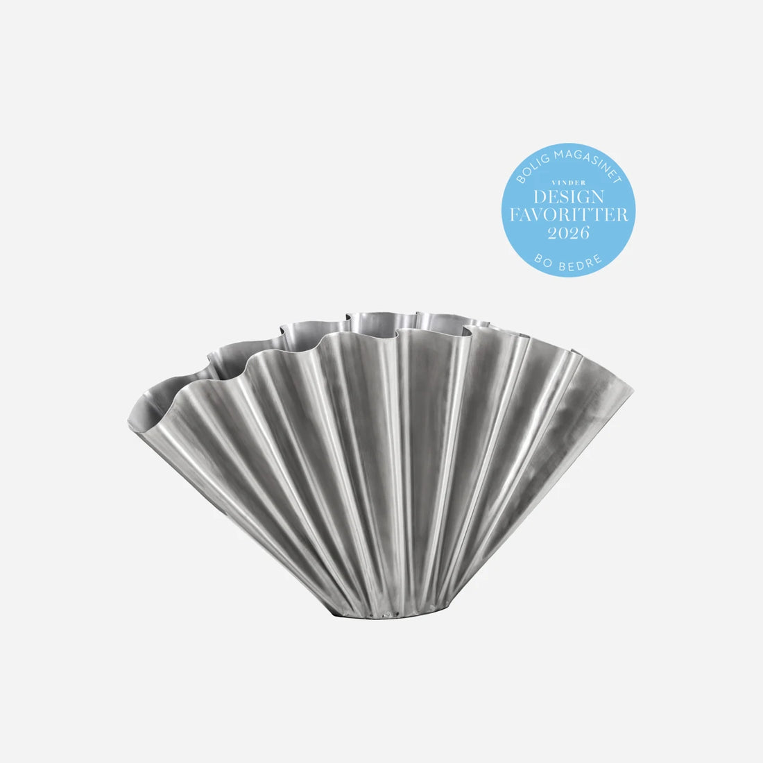 Vase i børstet sølv – Håndlavet metalvase med foldet design | HDFlood 53,4 cm