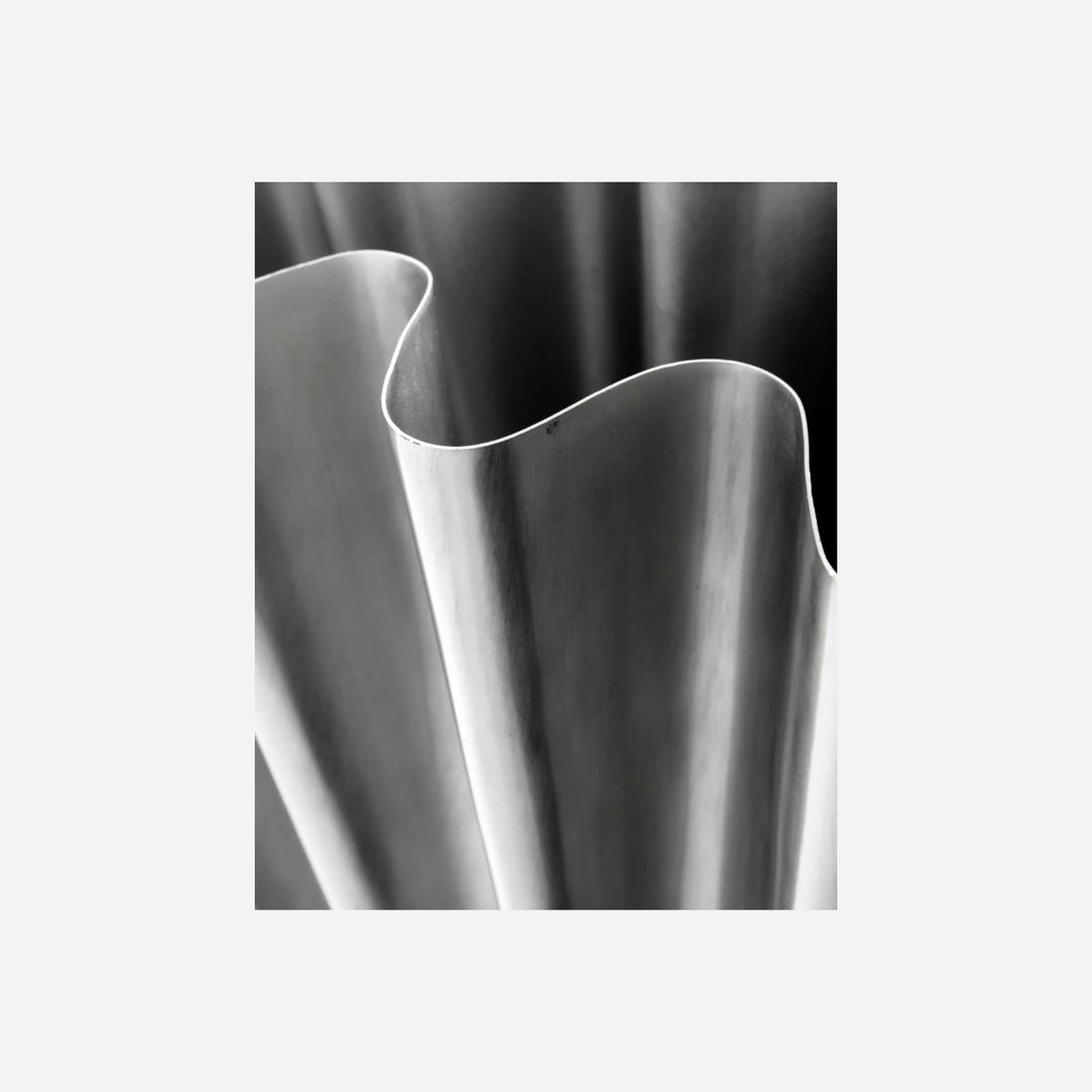 Vase i børstet sølv – Håndlavet metalvase med foldet design | HDFlood 53,4 cm