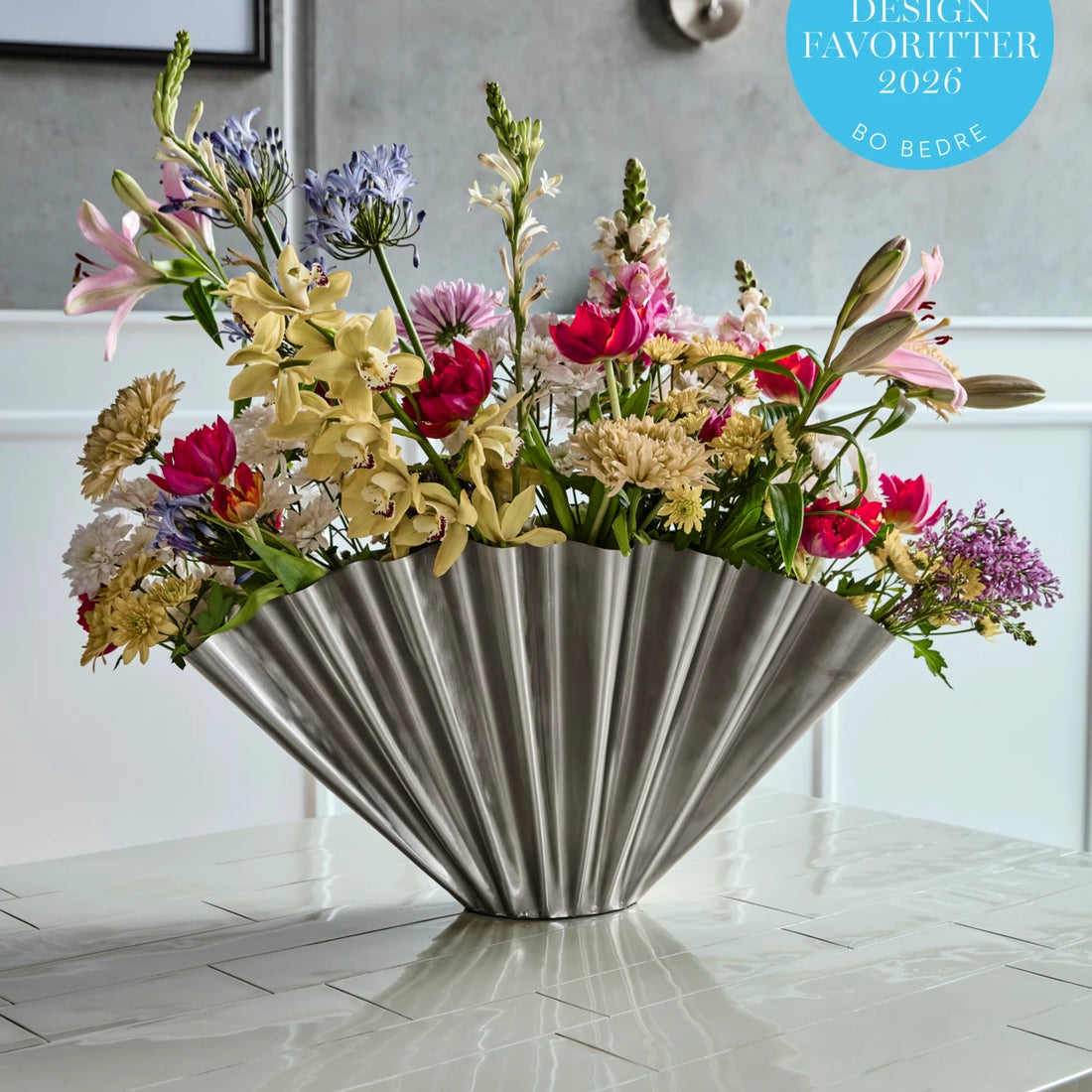 Vase i børstet sølv – Håndlavet metalvase med foldet design | HDFlood 53,4 cm