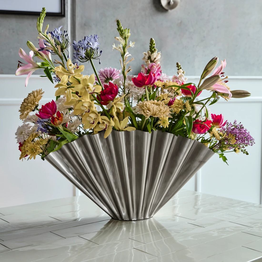 Vase i børstet sølv – Håndlavet metalvase med foldet design | HDFlood 53,4 cm