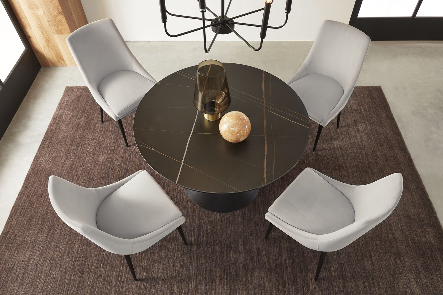 Winston - Rundt spisebord  med sten top og metal base i sort.