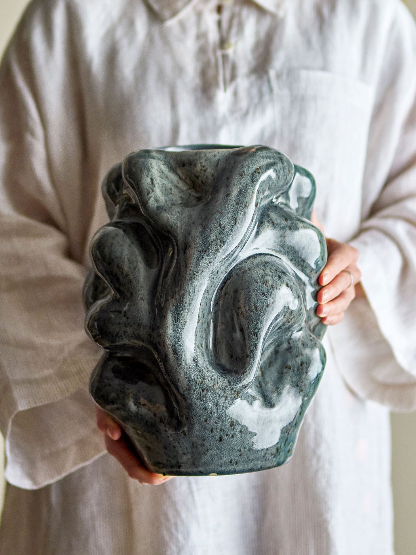 Vuelle vase H31 cm i stentøj – mørkegrå reaktiv glasur fra Bloomingville