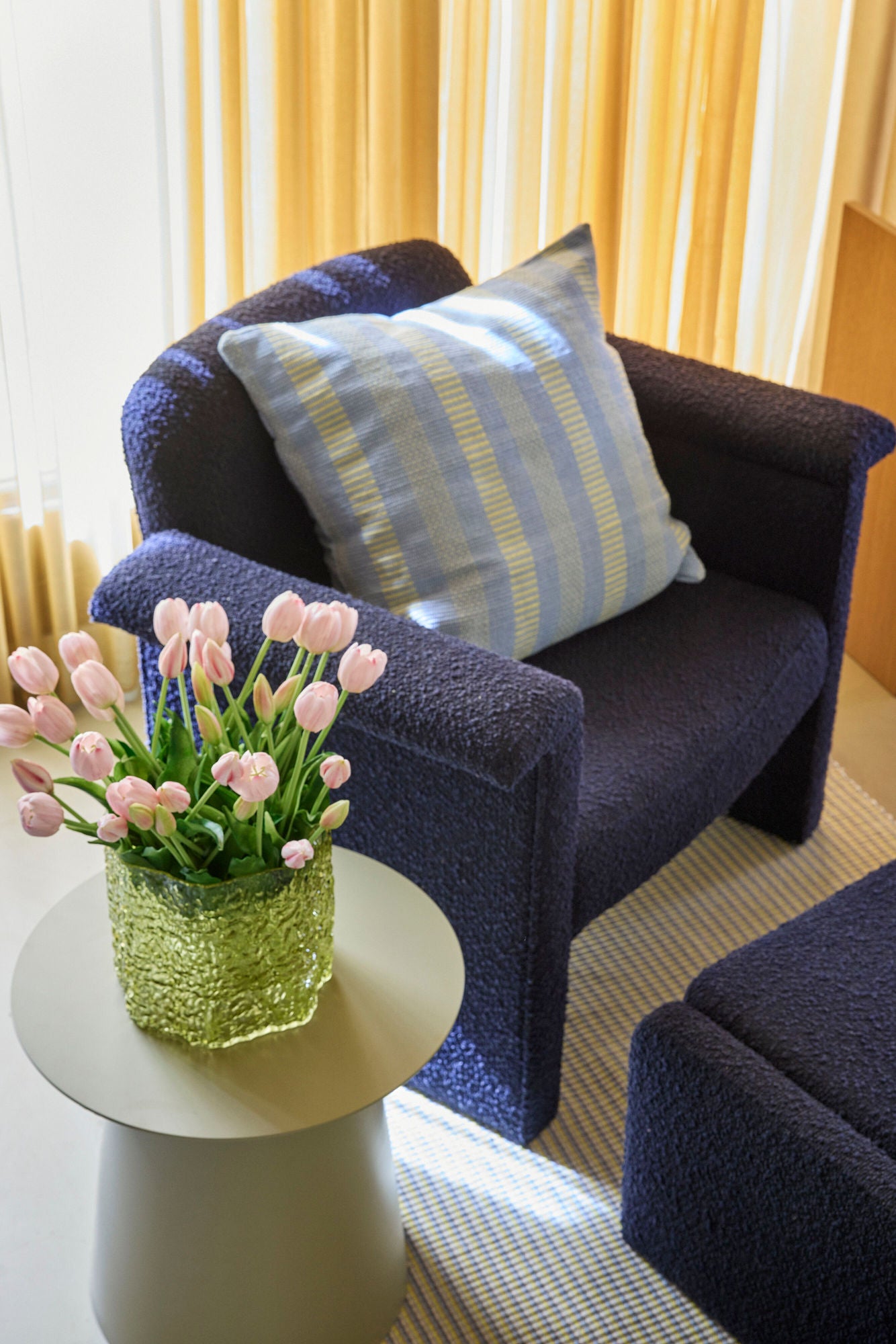 Hübsch Softy Lounge Chair med Skammel – Mørkeblå Bouclé