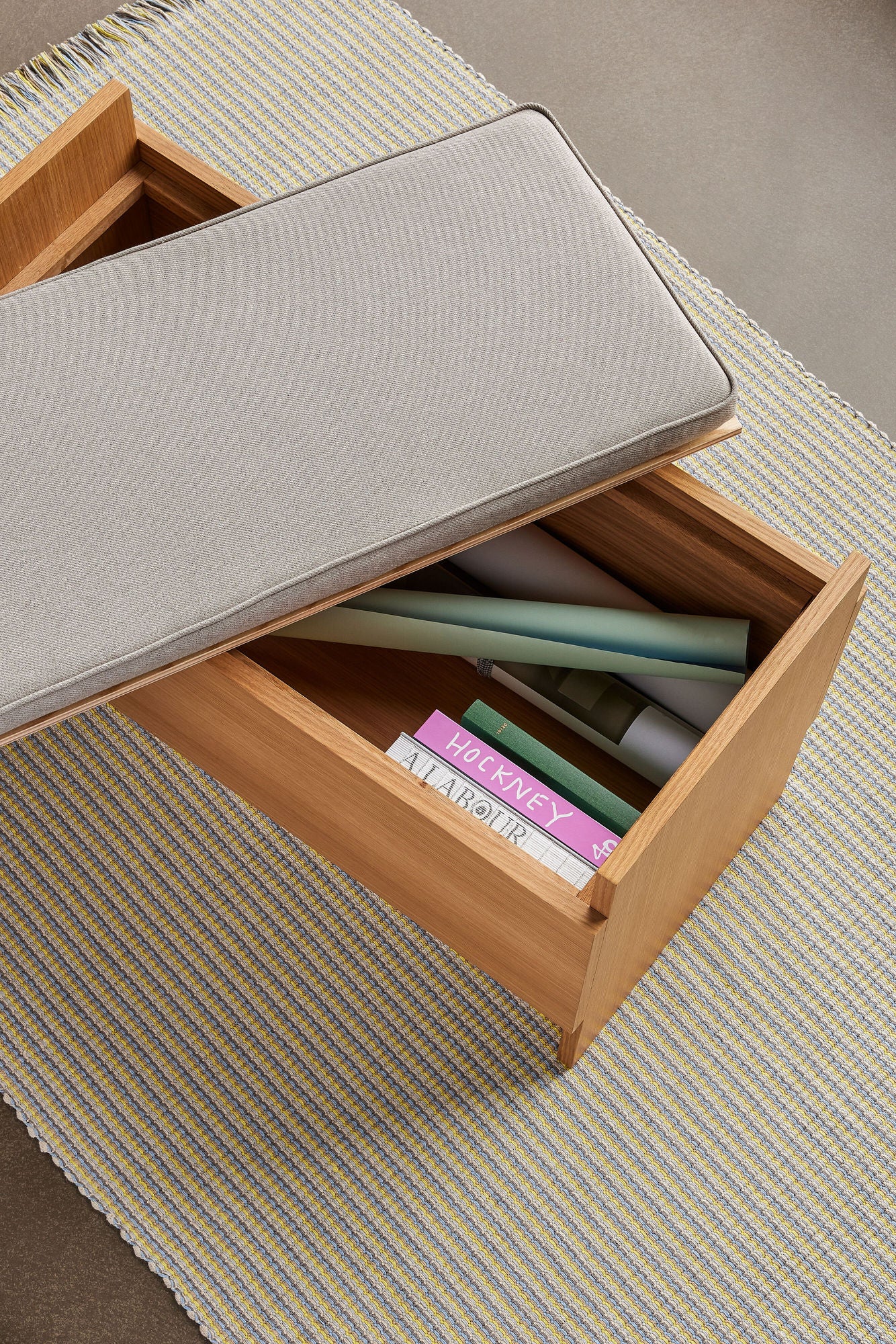 Hübsch Forma bænk med opbevaring 85x42xH48 cm i egetræ – FSC-certificeret entrébænk i grå