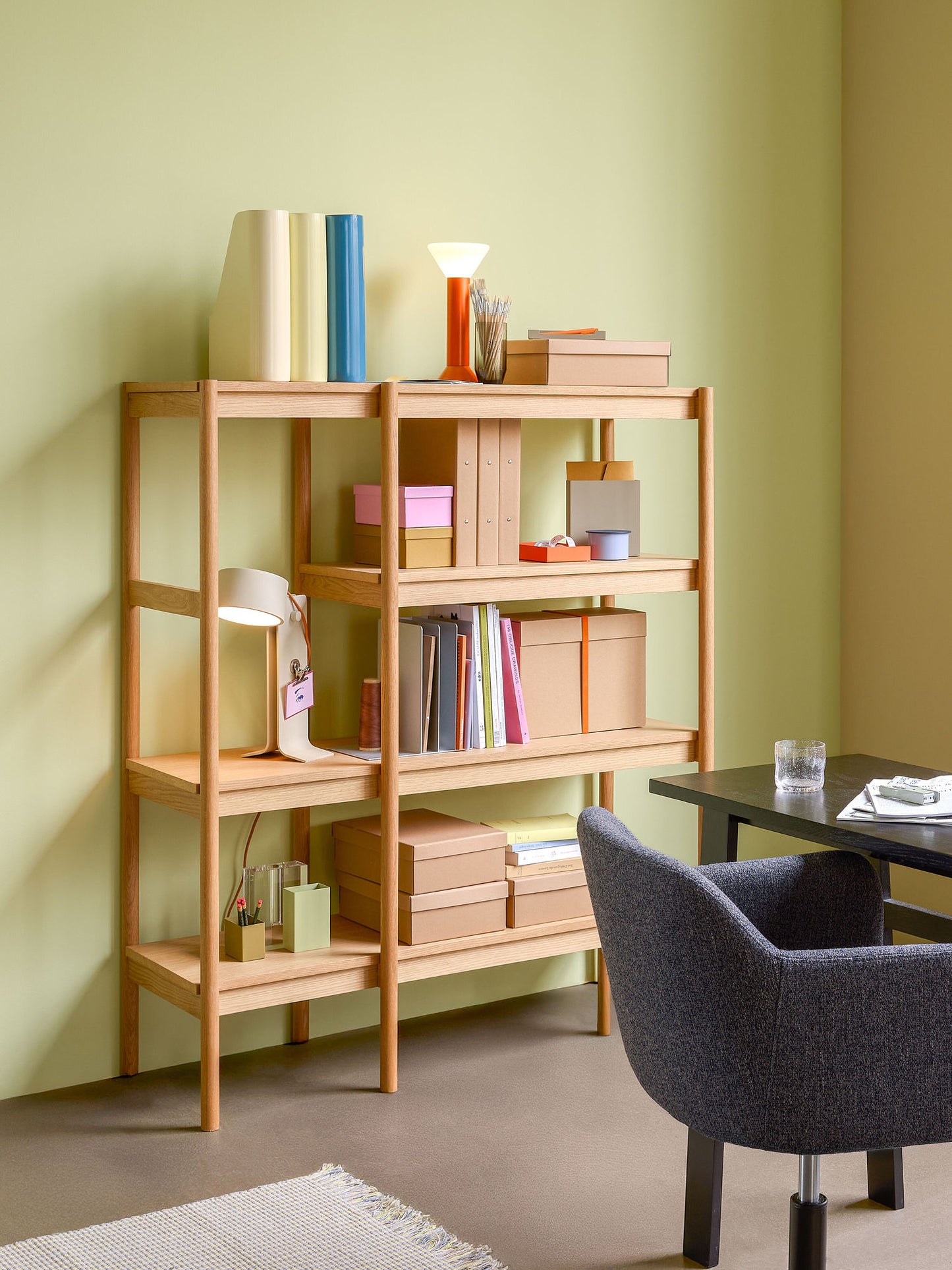 Hübsch Seize Reol – FSC® Egetræ, Asymmetrisk og Funktionel