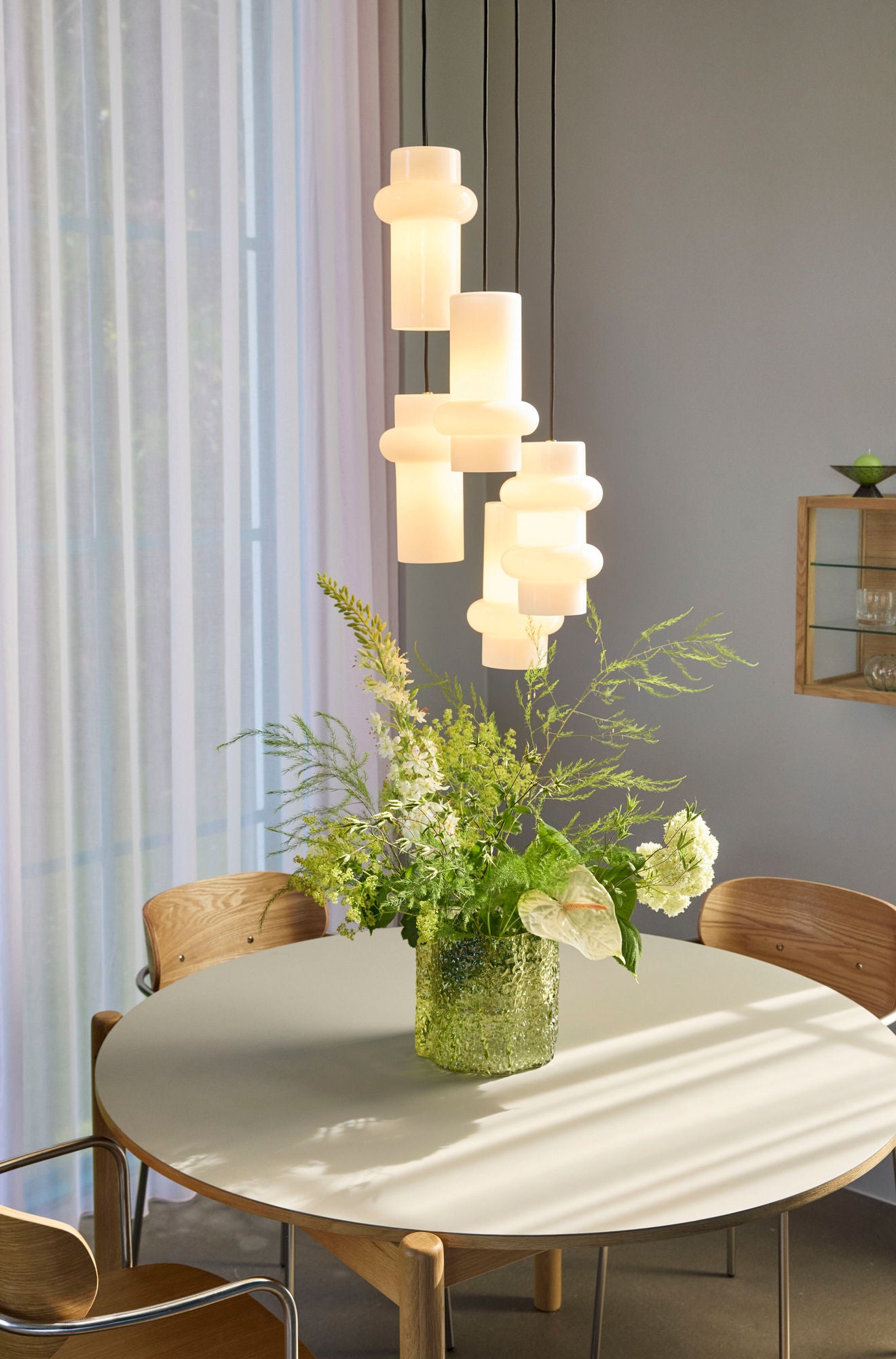 Hübsch Oblique rundt spisebord Ø115xH75 cm i grå – FSC-certificeret egetræ med linoleum