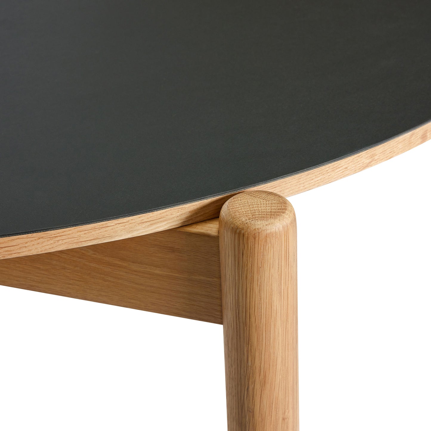 Hübsch Oblique rundt spisebord Ø115xH75 cm i sort – FSC-certificeret egetræ med linoleum