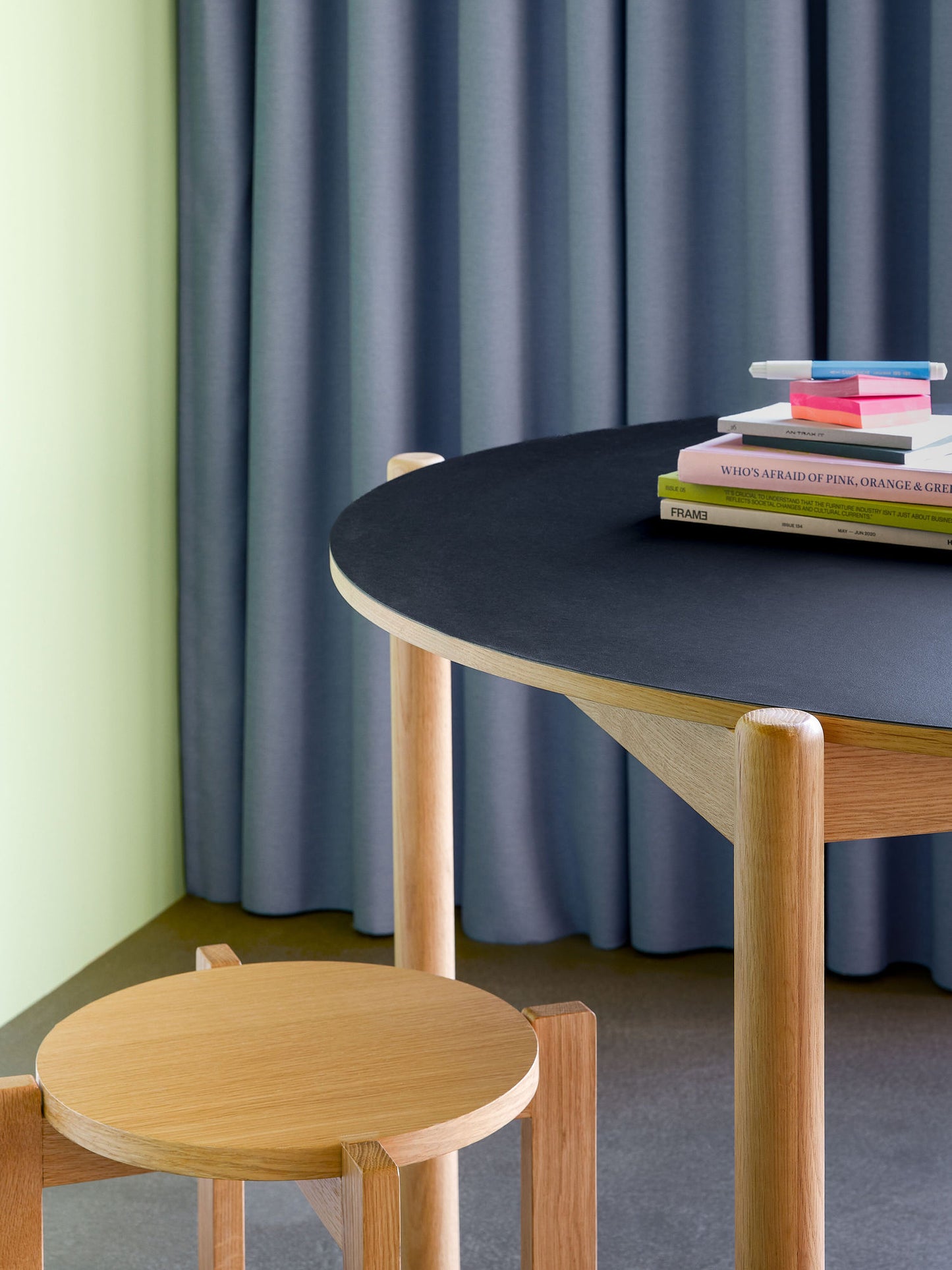 Hübsch Oblique rundt spisebord Ø115xH75 cm i sort – FSC-certificeret egetræ med linoleum