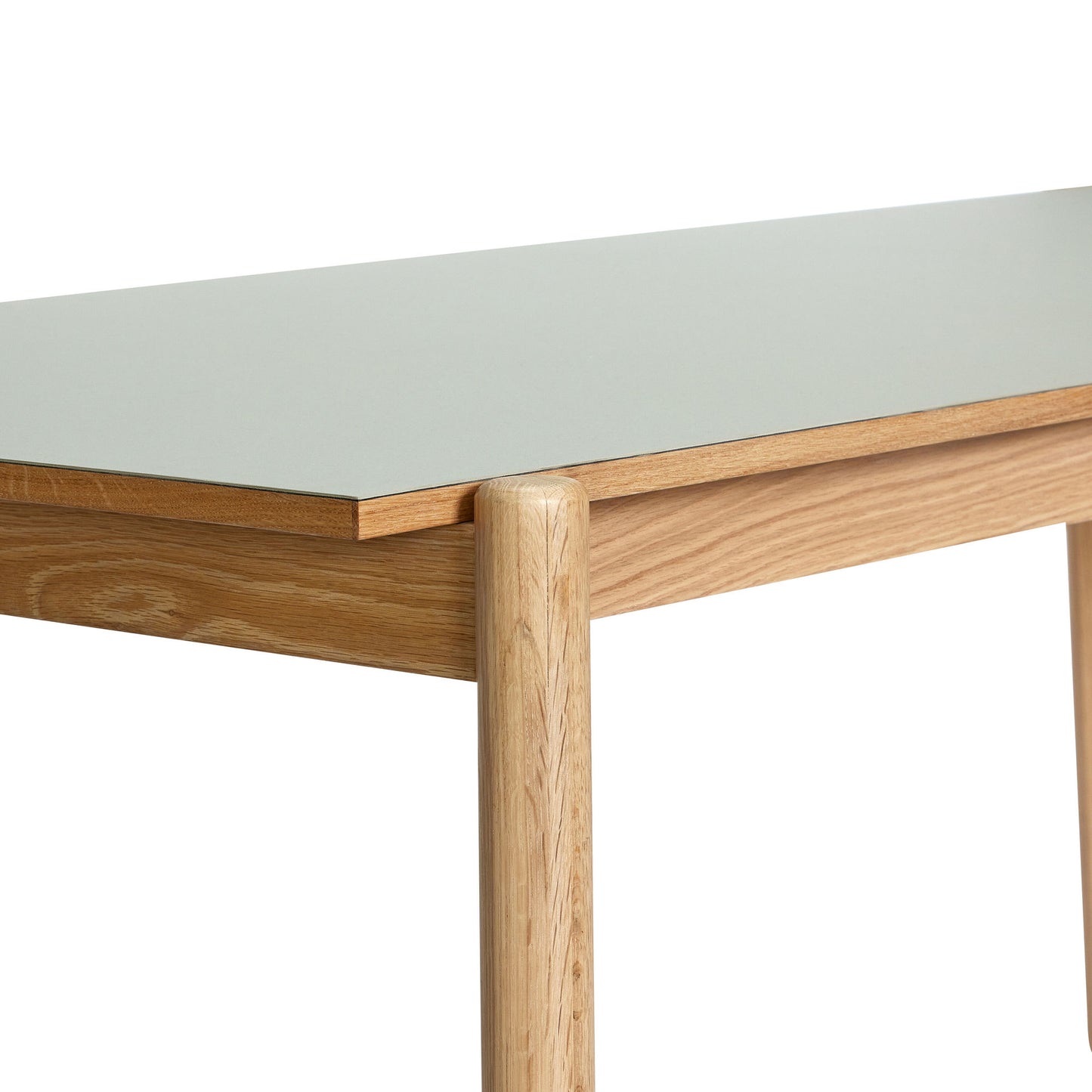 Hübsch Oblique skrivebord 140x81xH75 cm i lysegrå – FSC-certificeret egetræ med linoleum
