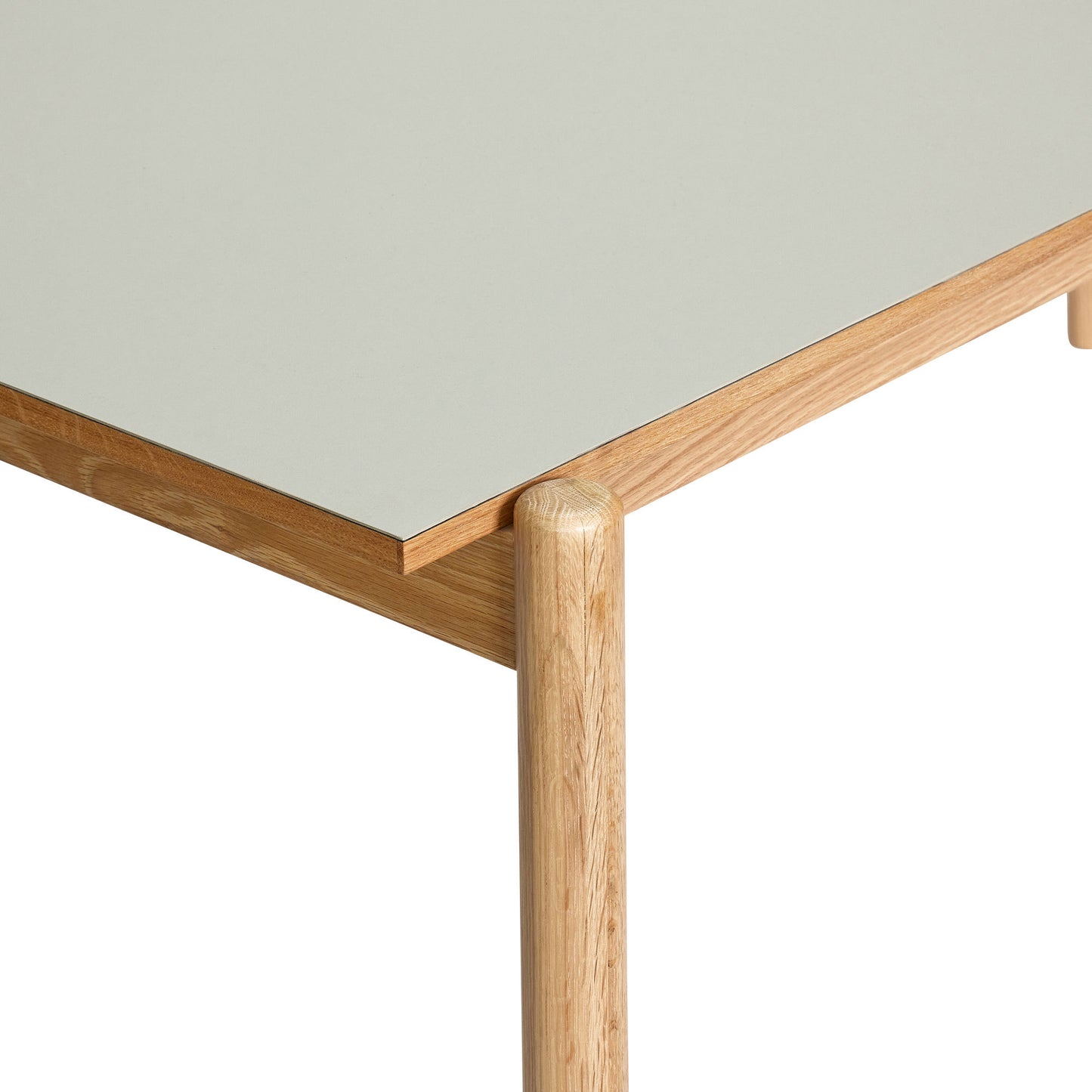 Hübsch Oblique skrivebord 140x81xH75 cm i lysegrå – FSC-certificeret egetræ med linoleum