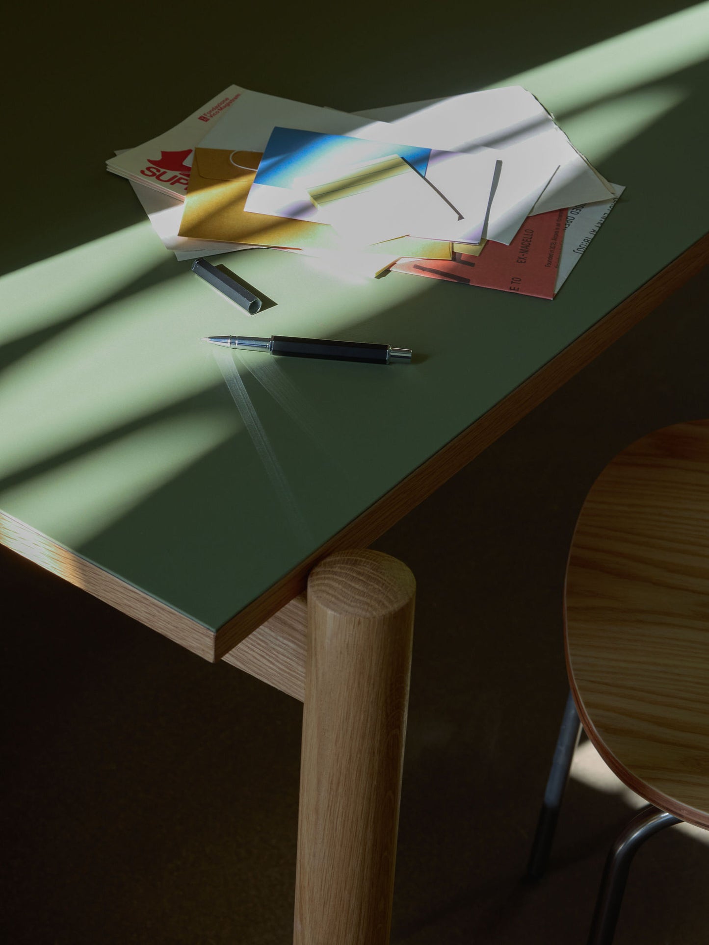 Hübsch Oblique skrivebord 140x81xH75 cm i lysegrå – FSC-certificeret egetræ med linoleum
