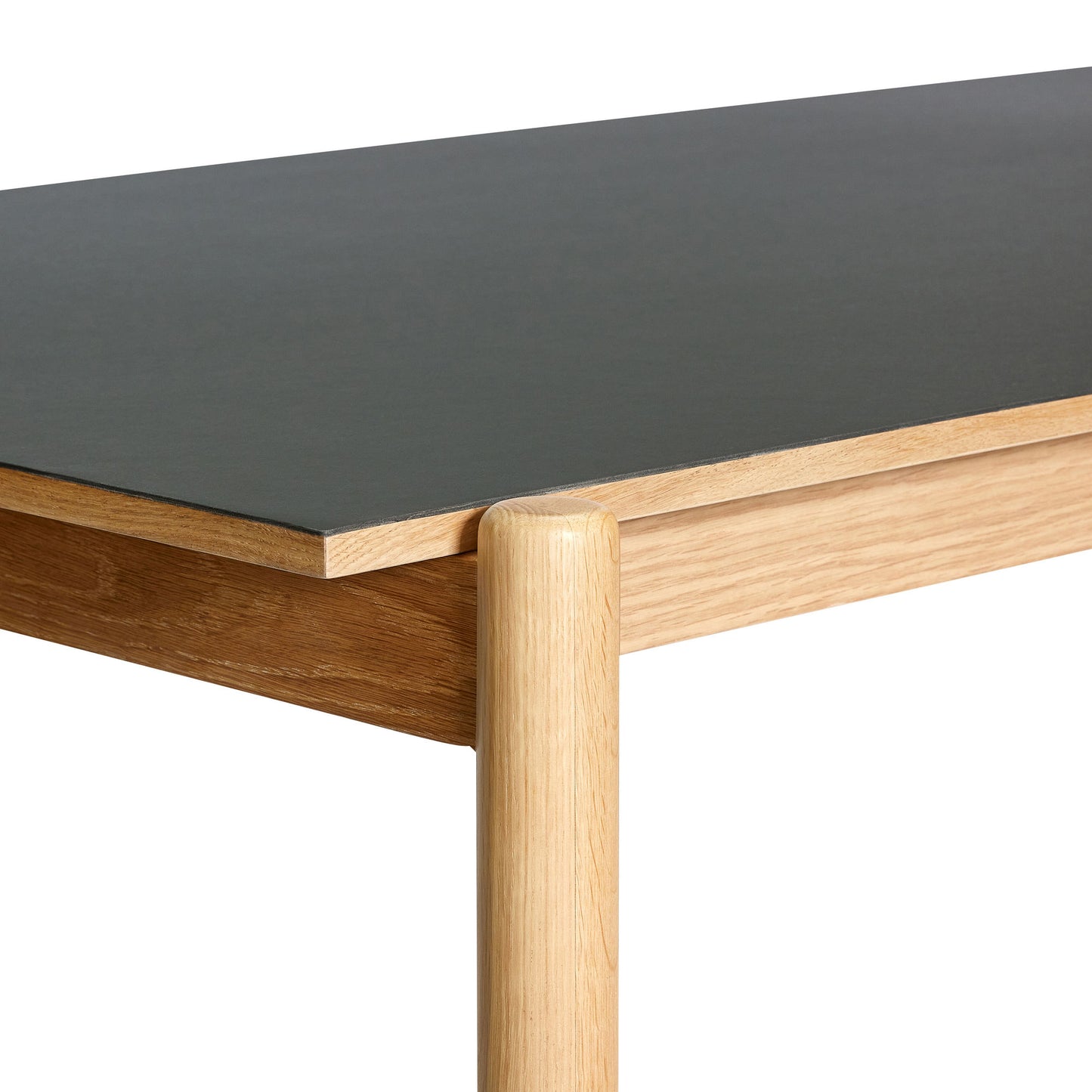 Hübsch Oblique skrivebord 140x81xH75 cm i sort – FSC-certificeret egetræ med linoleum