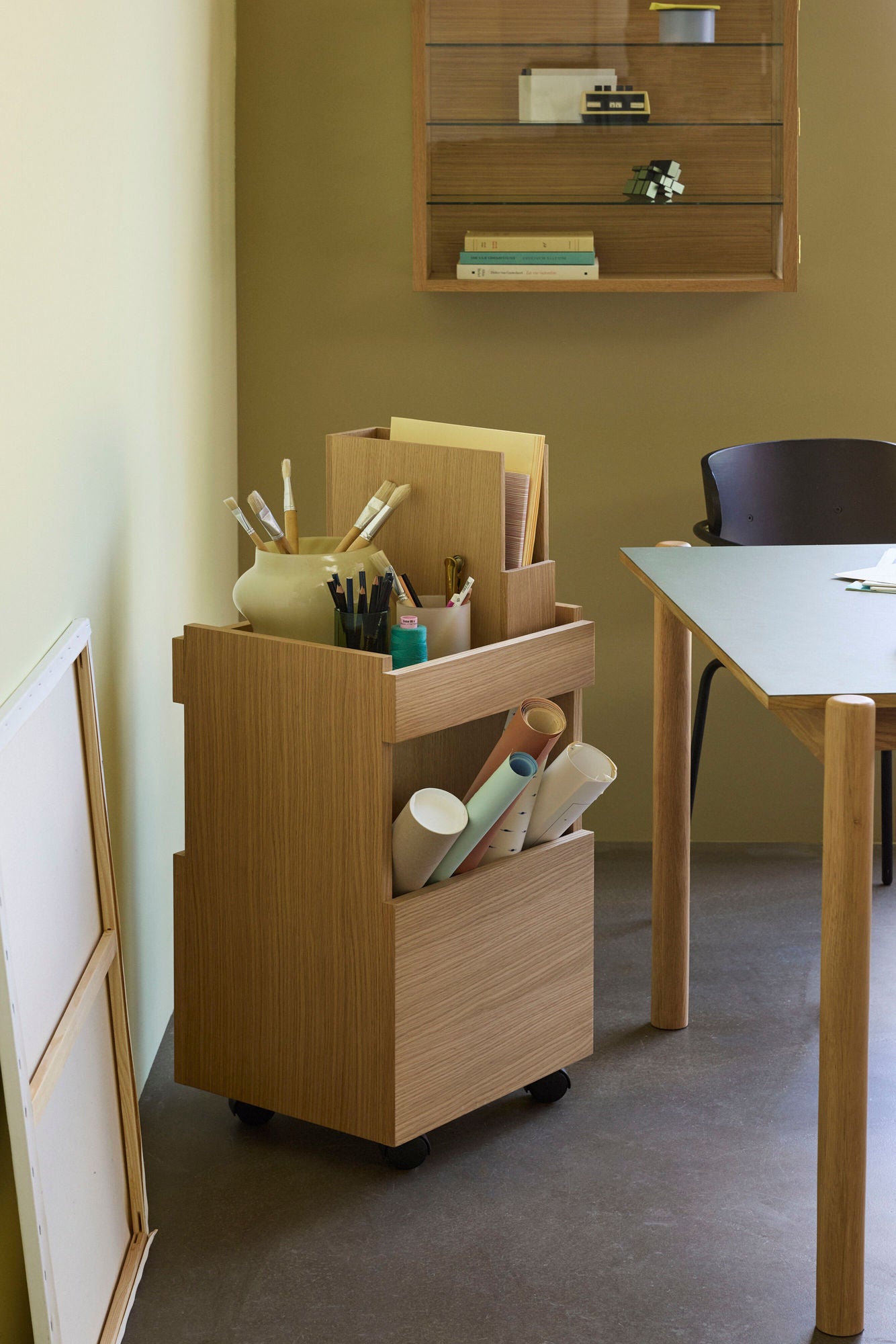 Hübsch Forma Trolley 40x35xH70 cm – FSC-certificeret egetræ med rullefunktion