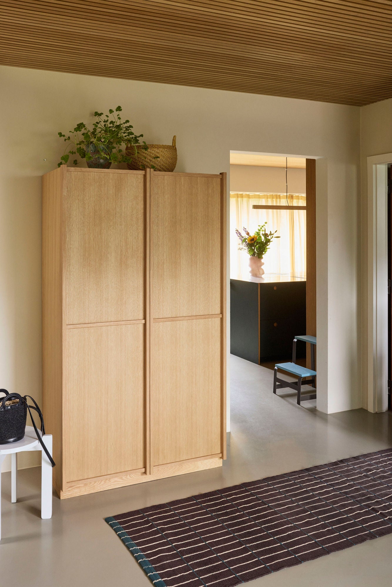 Hübsch KKura klædeskab i egetræ 100x55xH181 cm – FSC-certificeret garderobe med bøjlestang