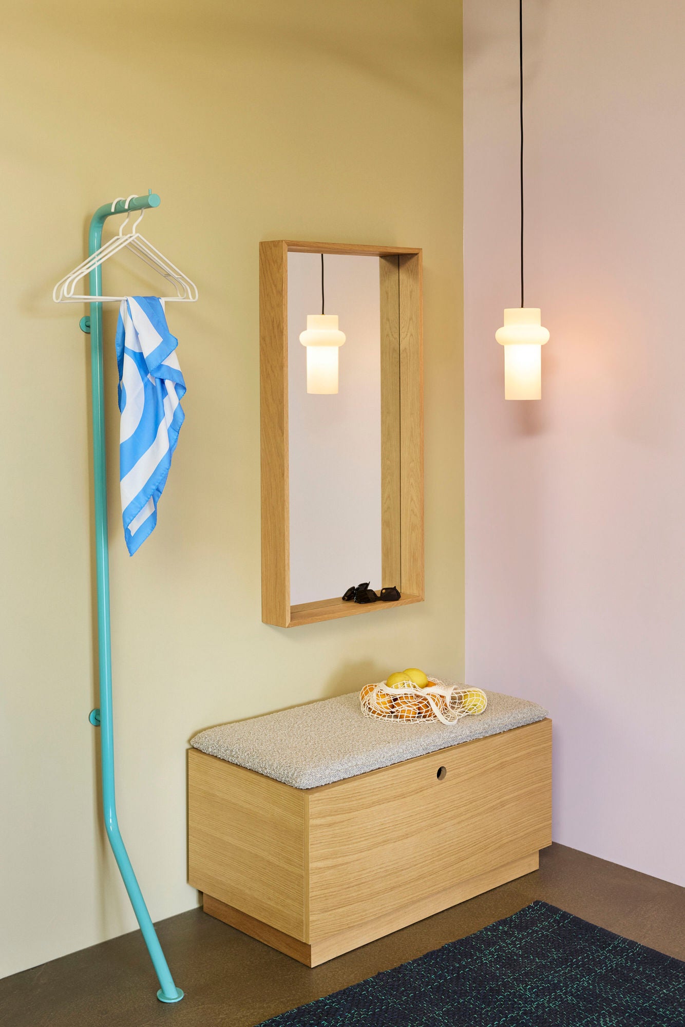 Hübsch Alcove Bænk i Egetræ og Lysegrå – FSC-certificeret Bænk med Opbevaring (90 x 47 x H45 cm)